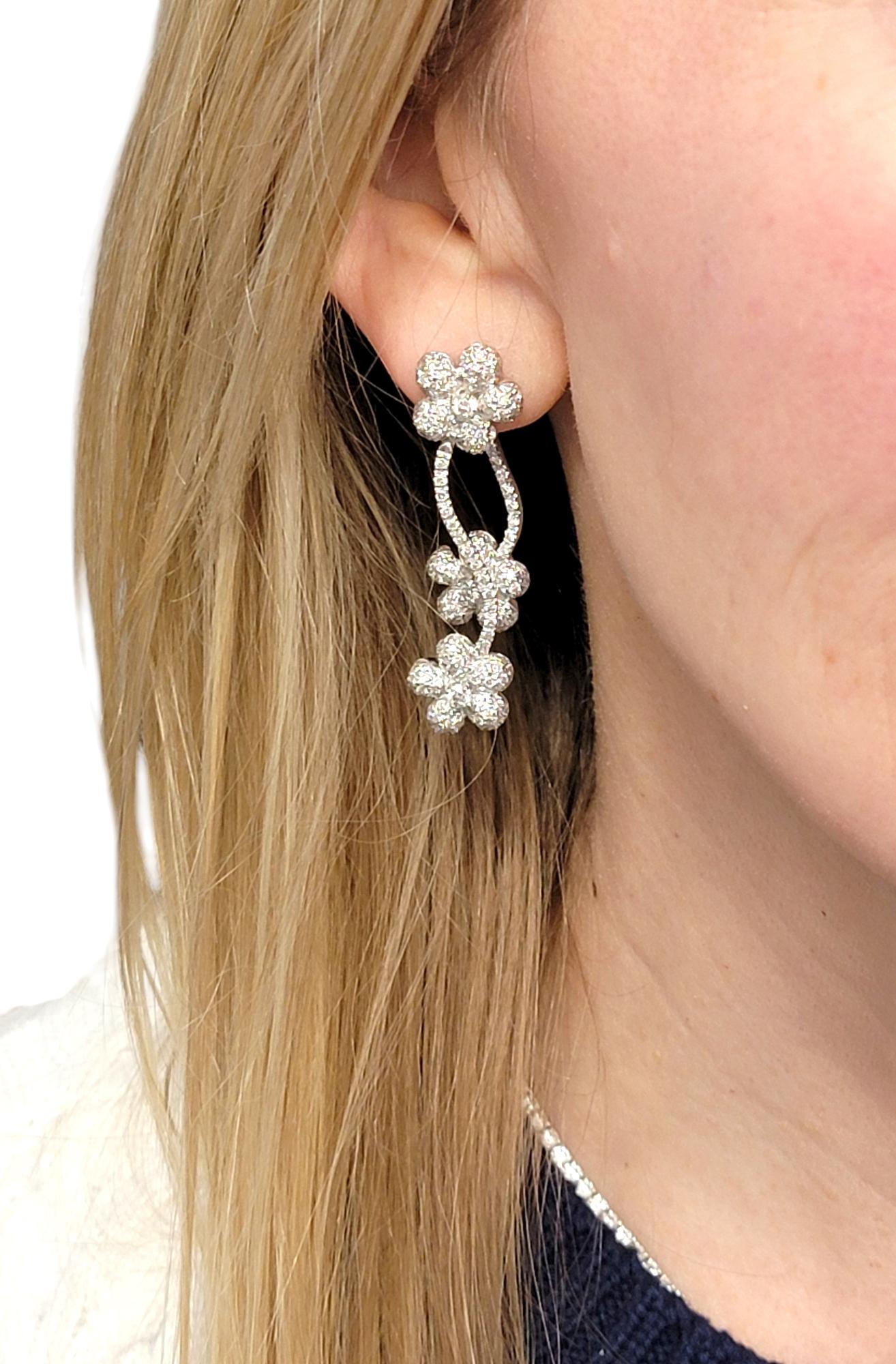 Orecchini pendenti con motivo floreale articolato di diamanti Pavé in oro bianco 14 carati in vendita 3