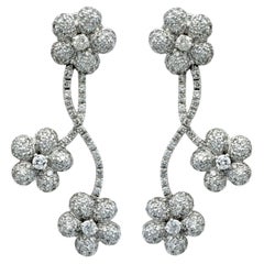 Gelenkige Pavé-Diamant-Blumenmotiv-Ohrringe aus 14 Karat Weißgold