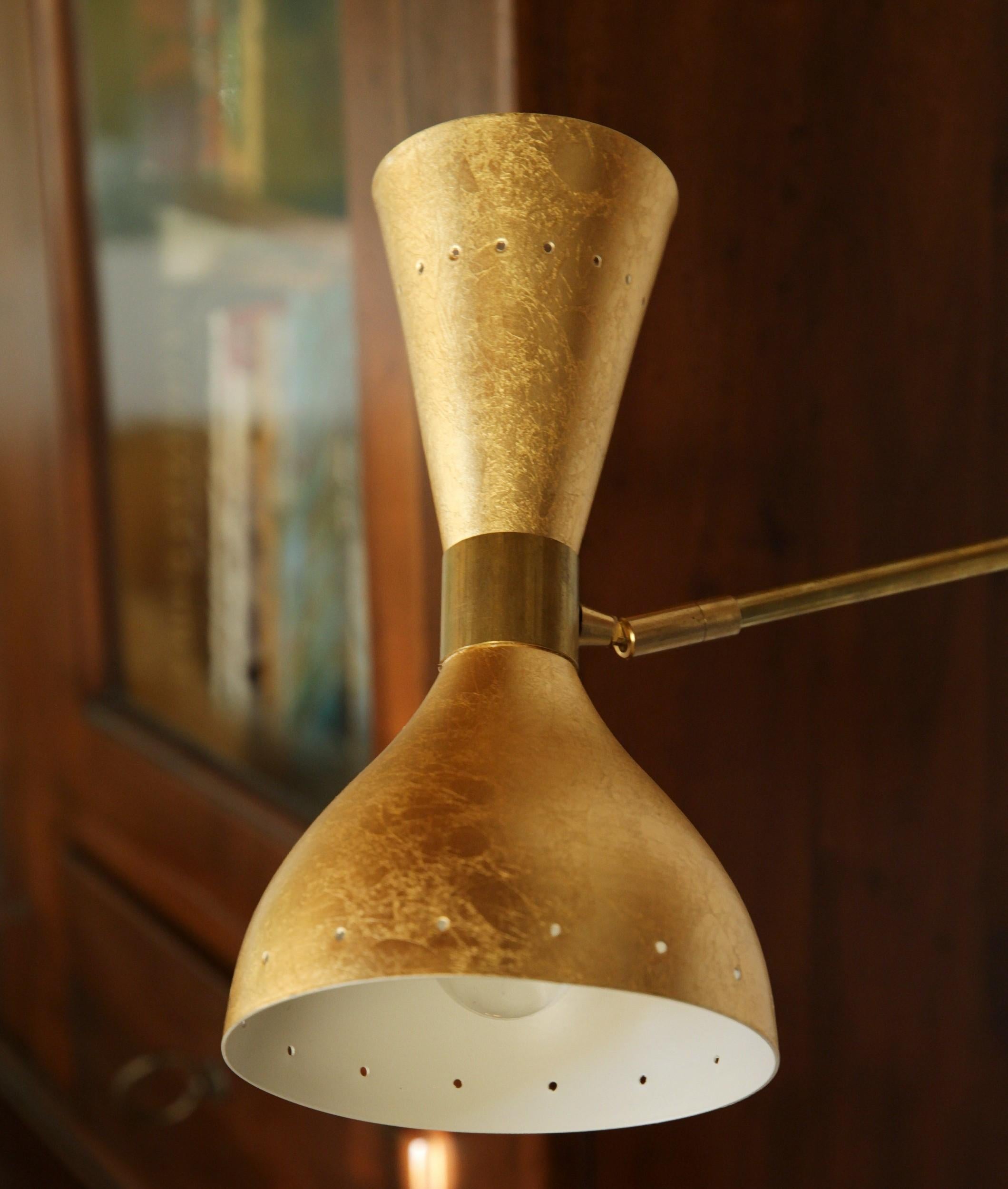 Applique articulée mi-siècle moderne style Stilnovo avec abat-jours en laiton massif doré à la main en vente 5