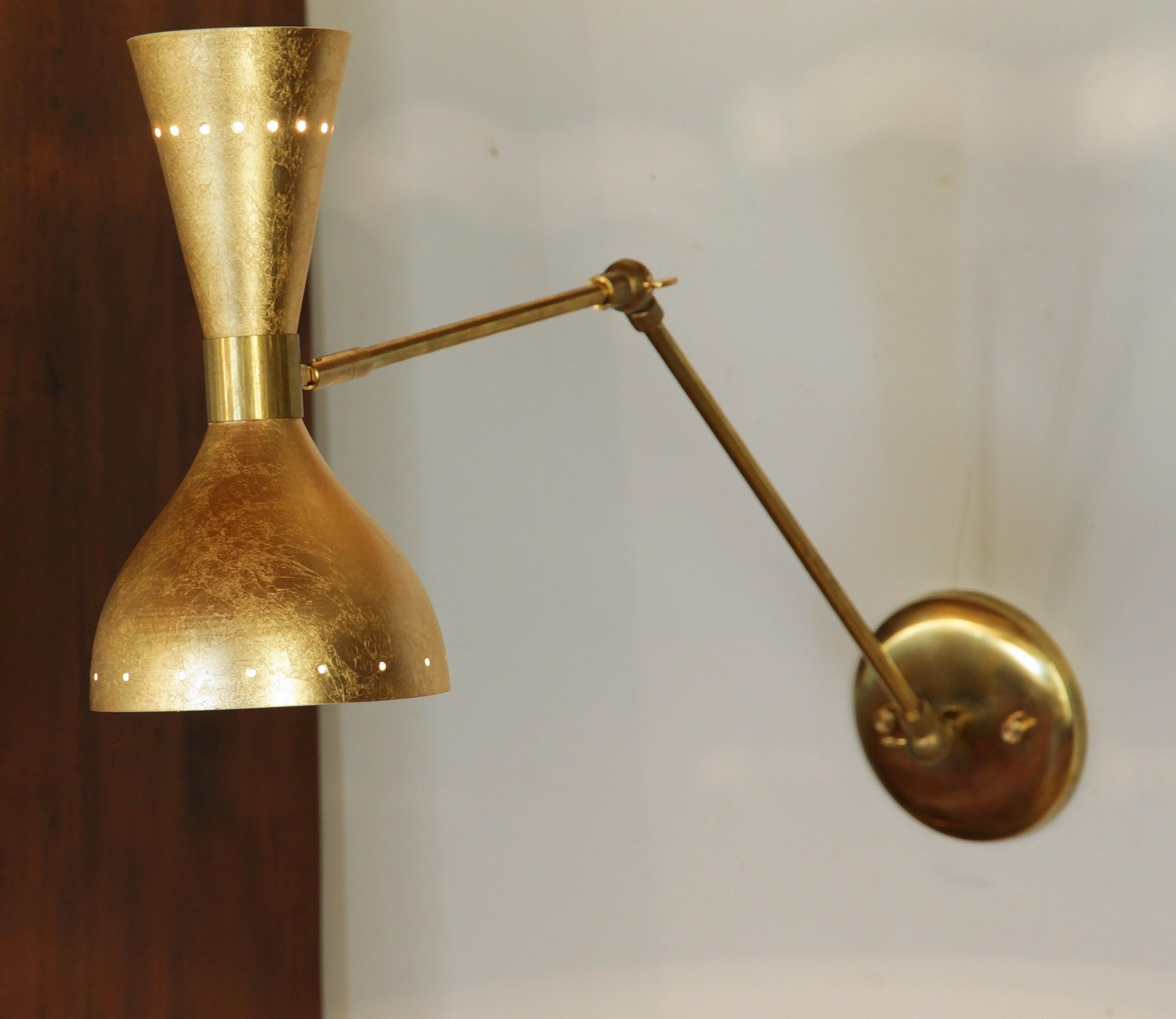 italien Applique articulée mi-siècle moderne style Stilnovo avec abat-jours en laiton massif doré à la main en vente