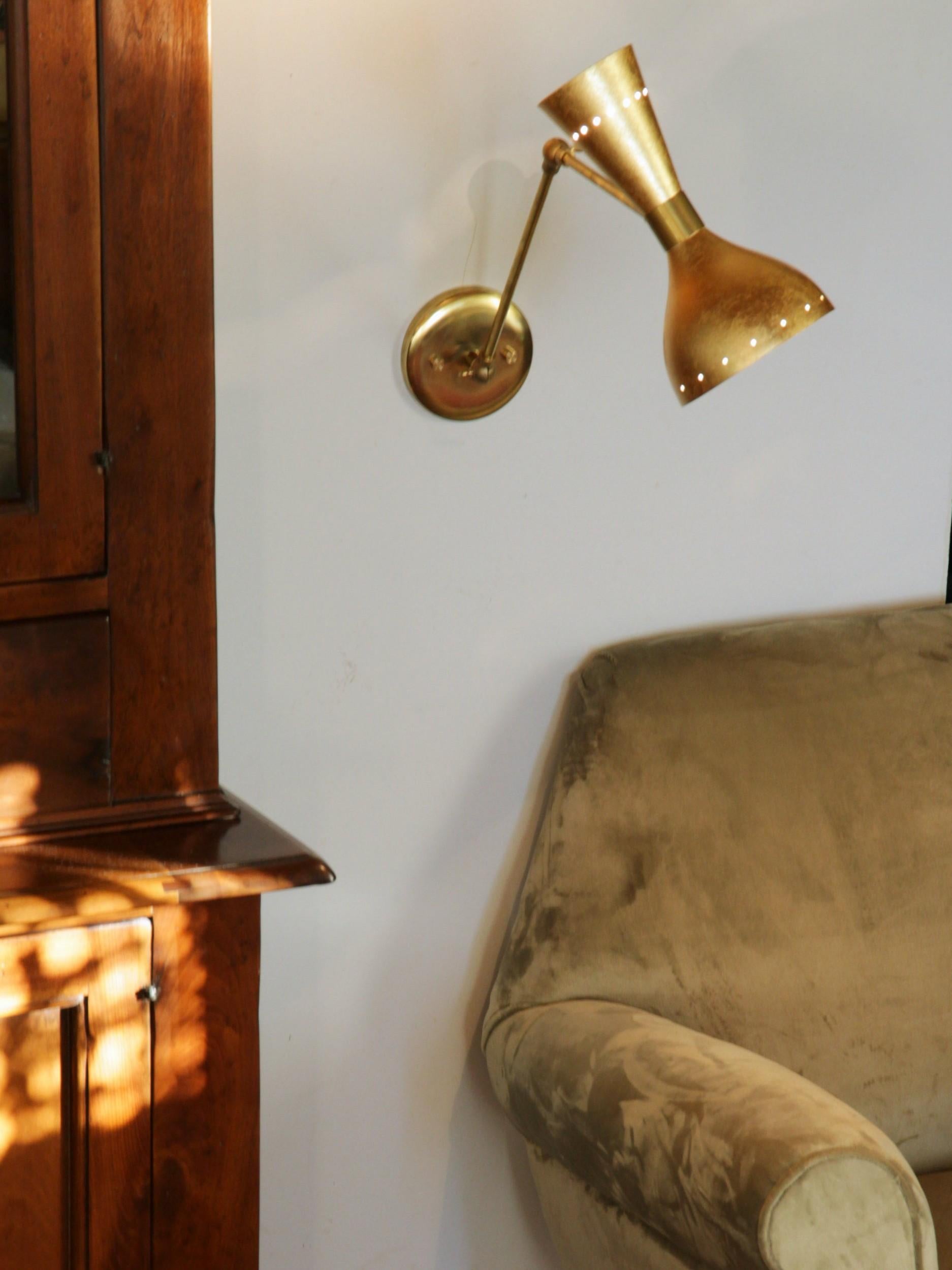 Émaillé Applique articulée mi-siècle moderne style Stilnovo avec abat-jours en laiton massif doré à la main en vente