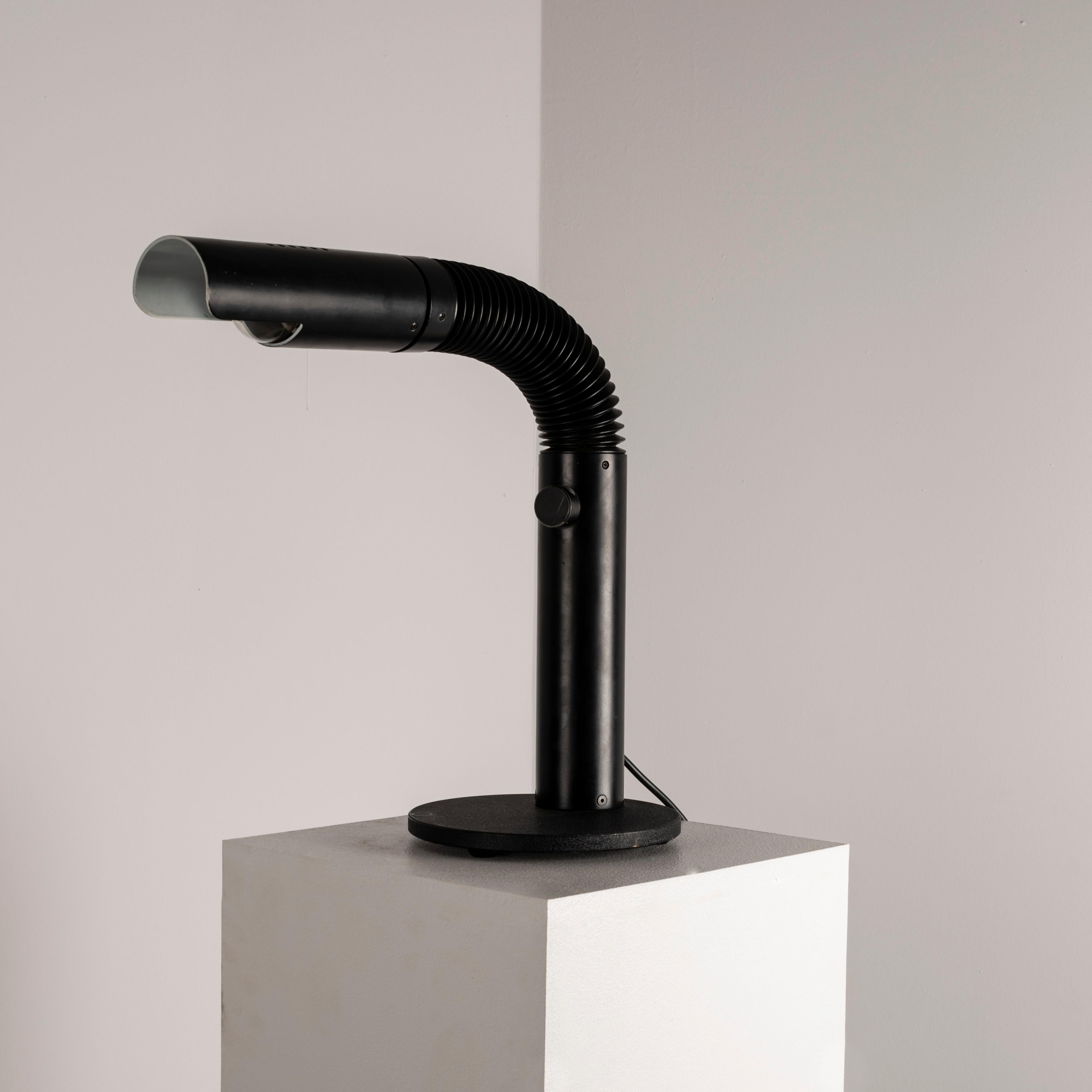 En investissant dans cette lampe de table espagnole articulée à la manière de Gino Sarfatti, vous aurez l'occasion d'apporter une touche de sophistication et de fonctionnalité moderne du milieu du siècle à votre espace. Inspirée des designs