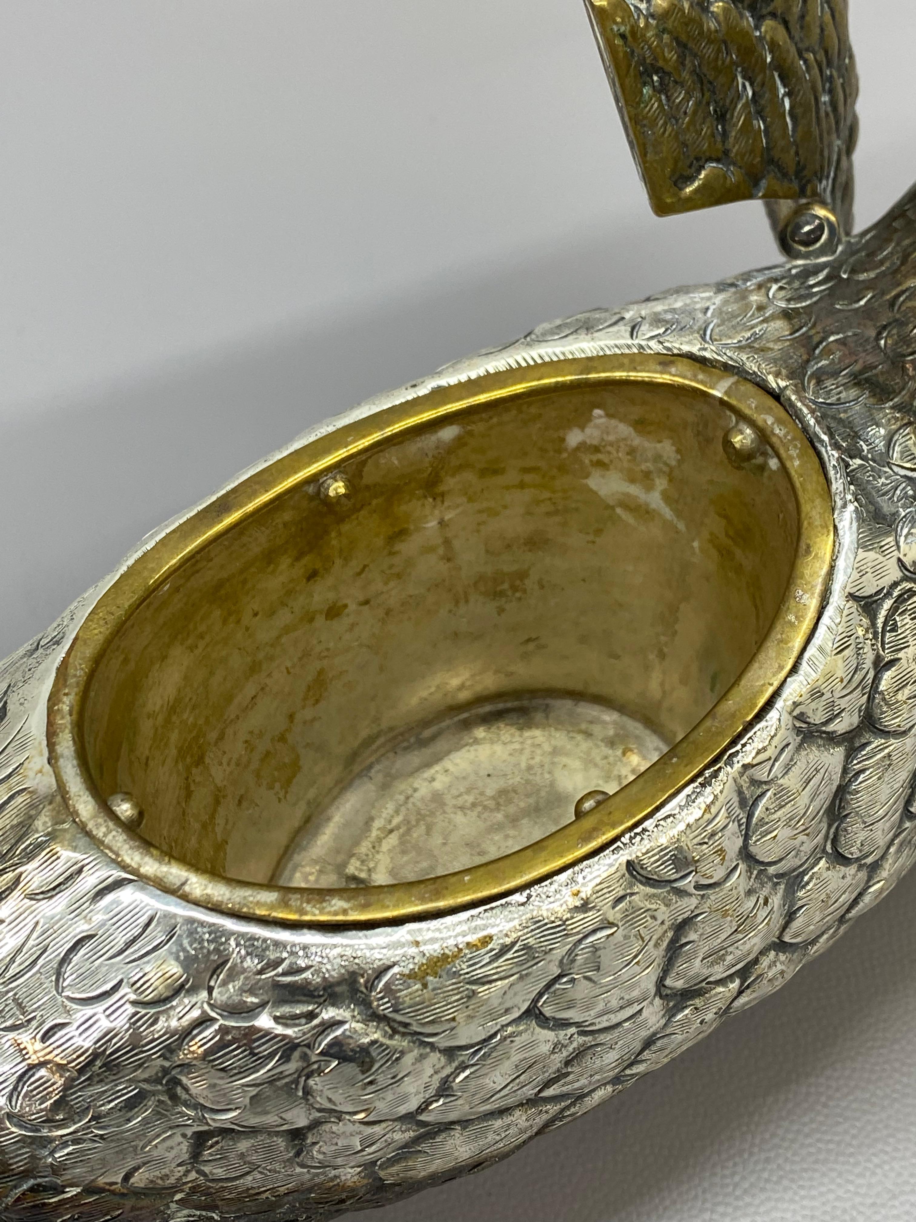 Centro de mesa articulado de cisne de plata y latón en venta 4