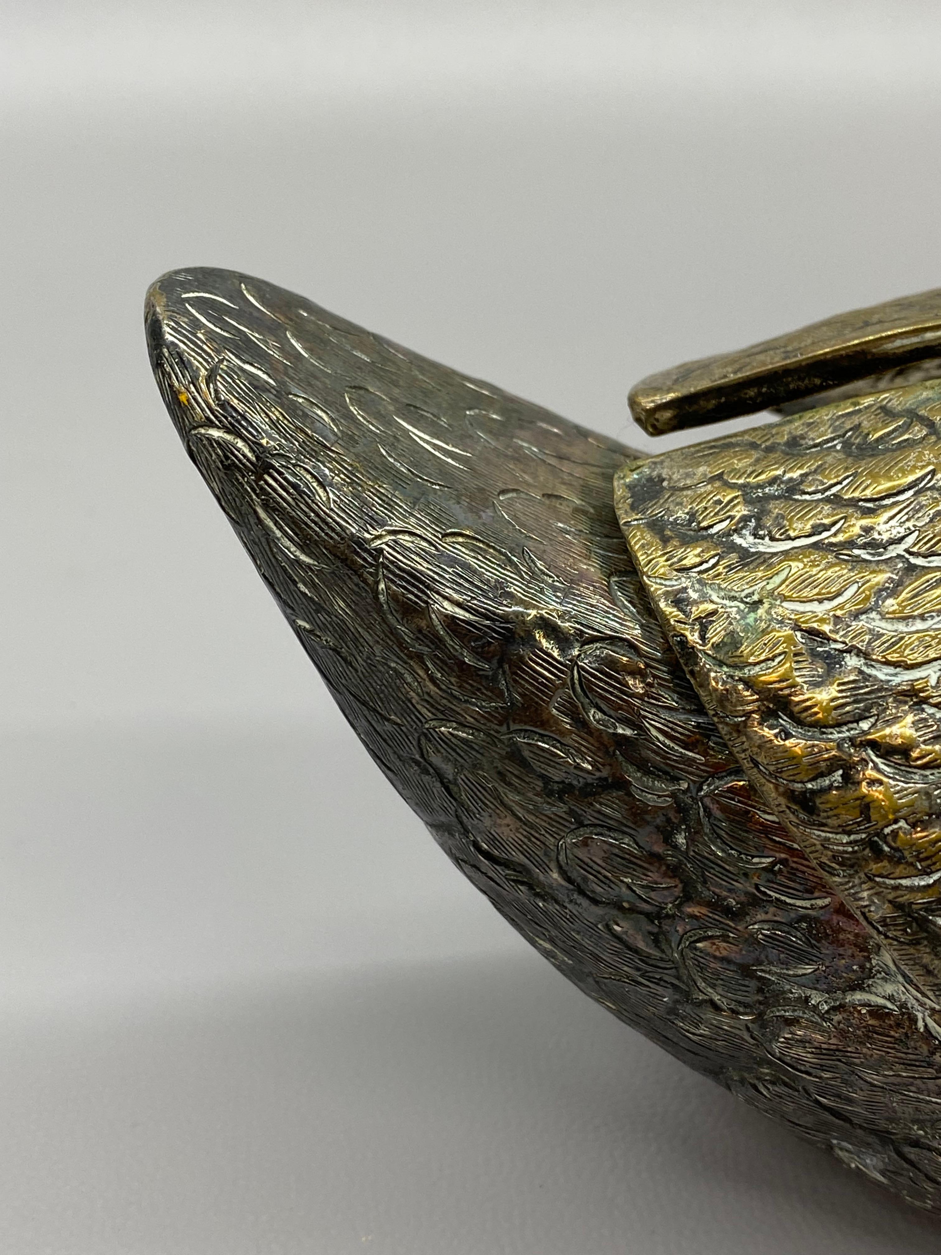 Centro de mesa articulado de cisne de plata y latón en venta 6