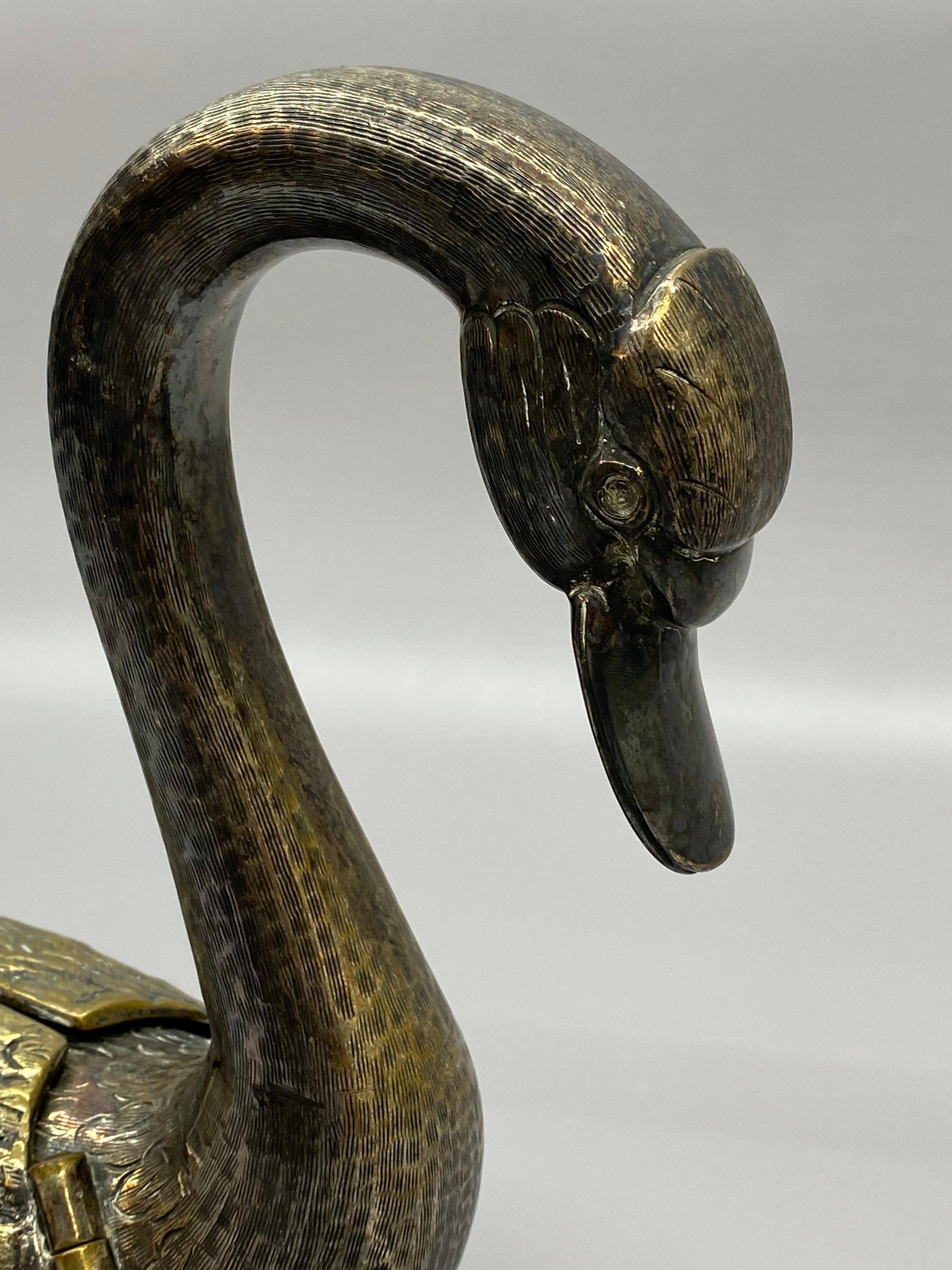 Centro de mesa articulado de cisne de plata y latón siglo XX en venta