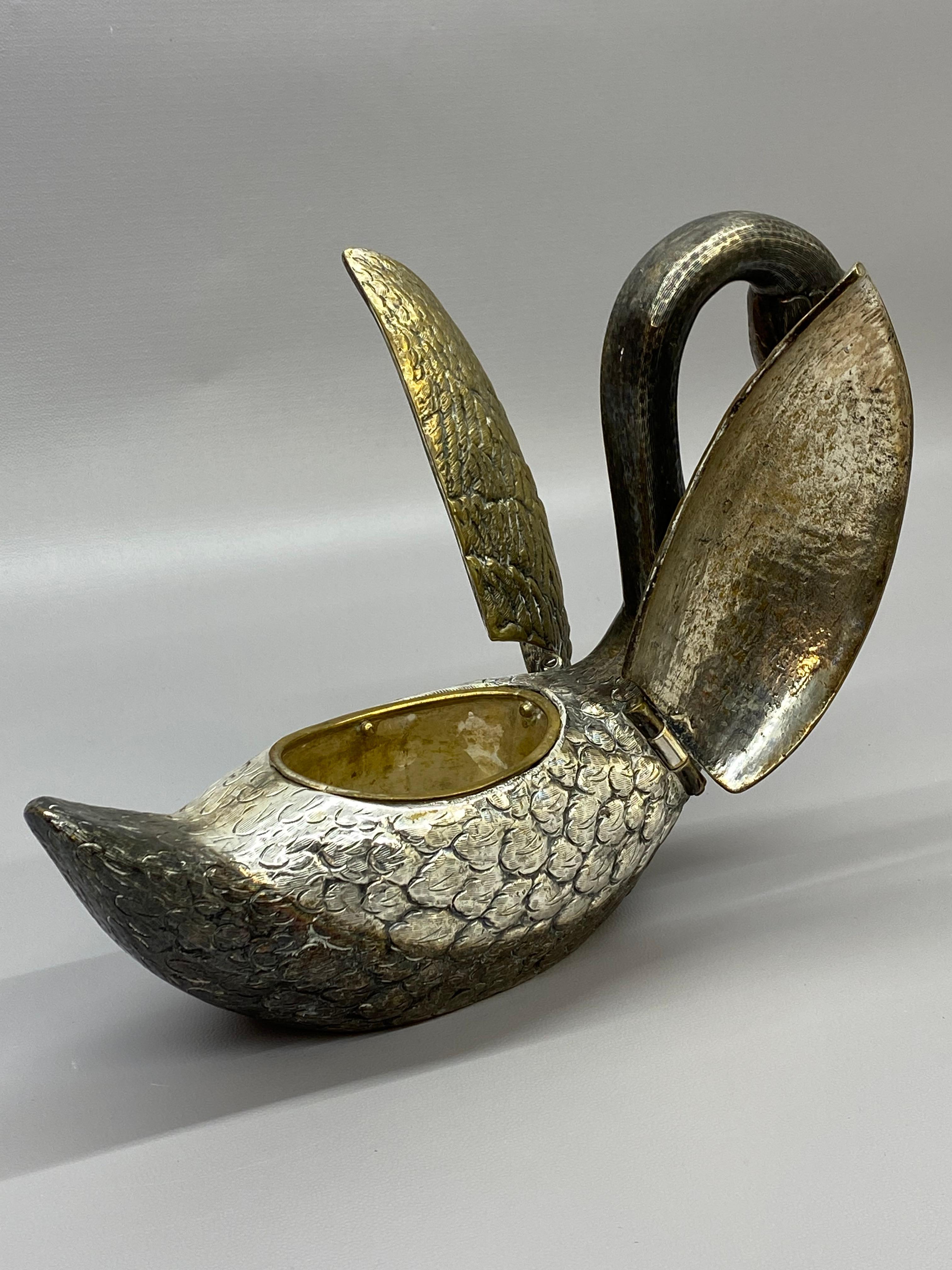 Centro de mesa articulado de cisne de plata y latón en venta 1