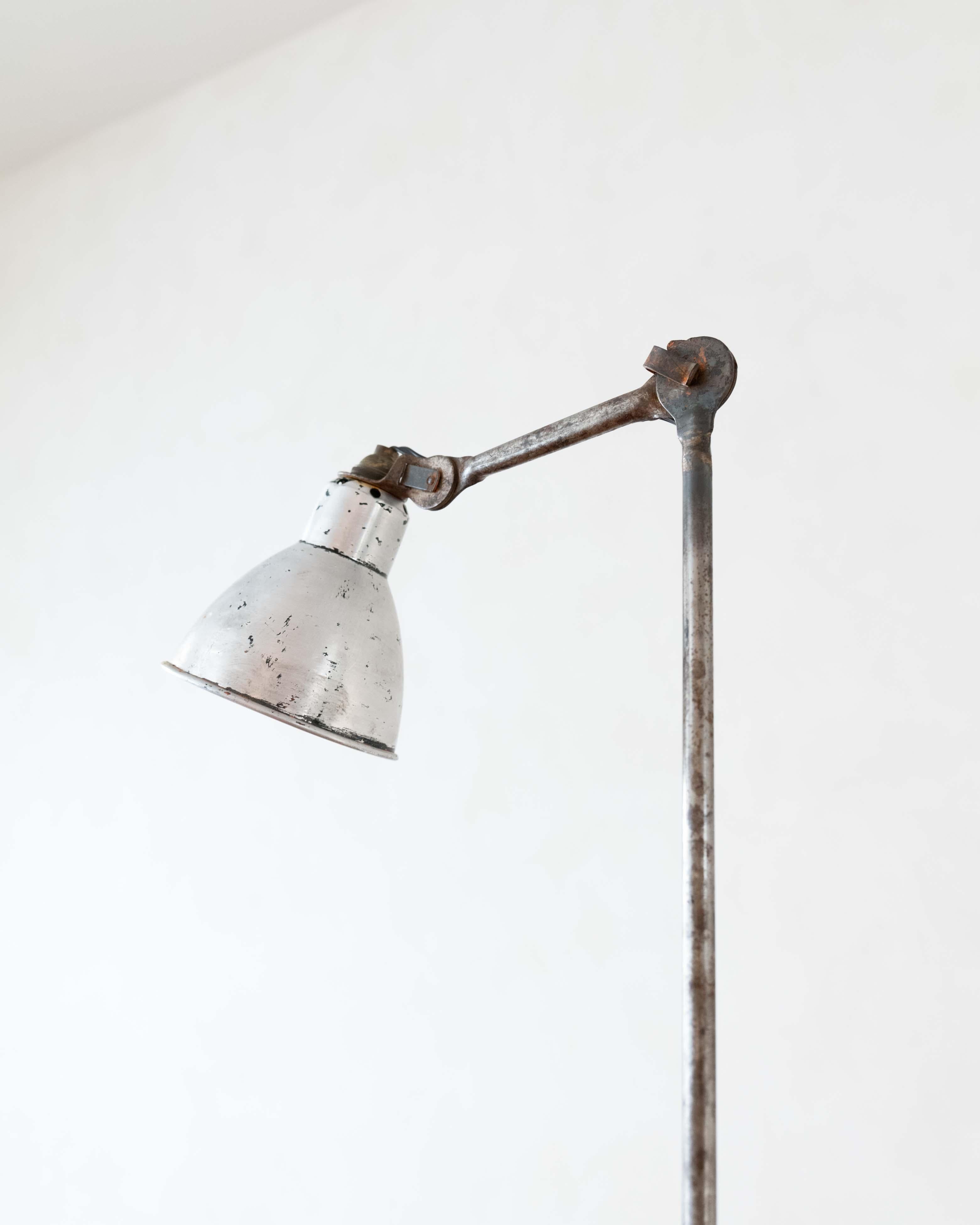 Lampada da tavolo articolata di Bernard-Albin Gras, prodotta da Gras, realizzata in alluminio, metallo e acciaio, con braccio e paralume regolabili per personalizzare la direzione della luce.