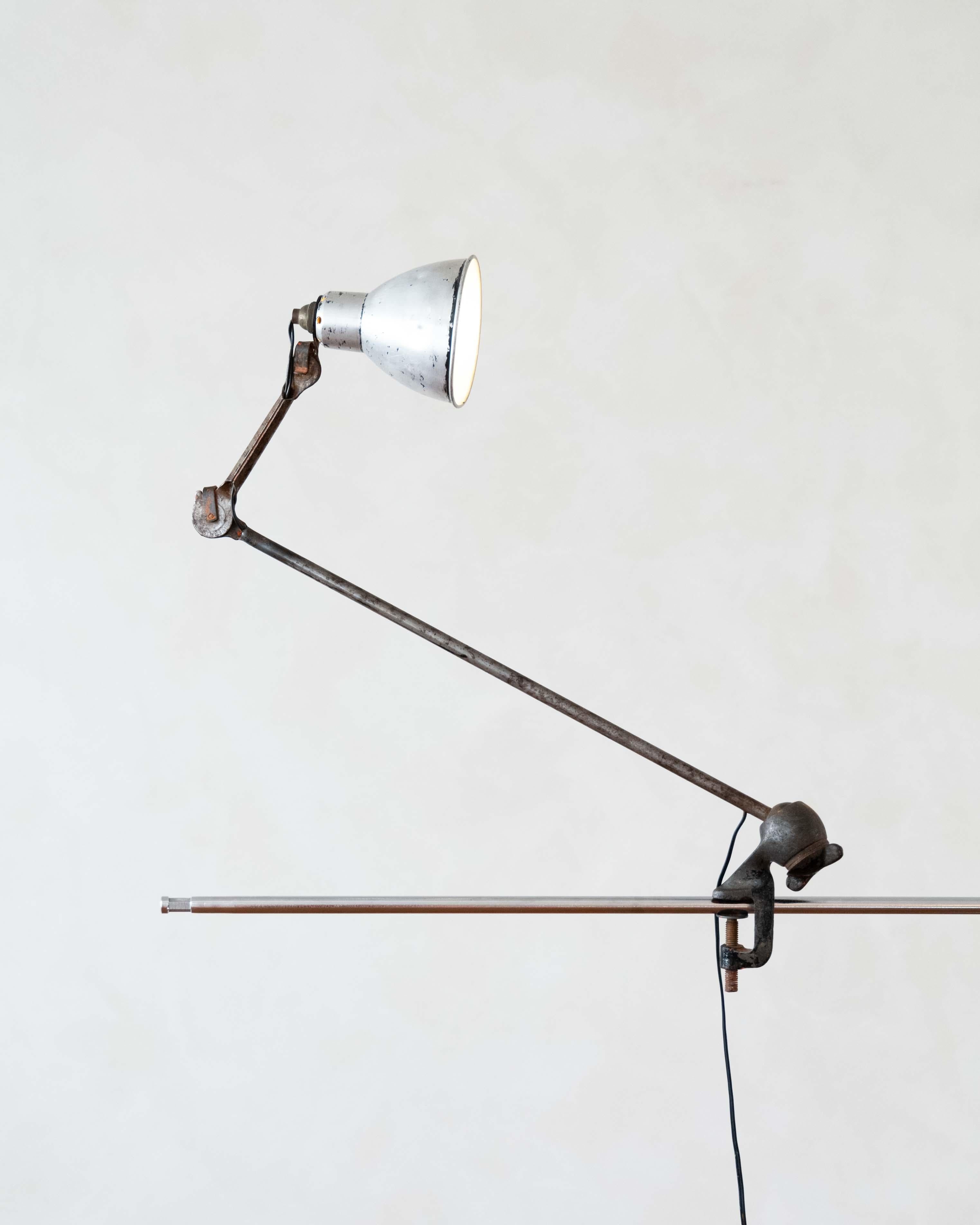 Lampe à poser articulée de Bernard-Albin Gras Bon état - En vente à New York, NY