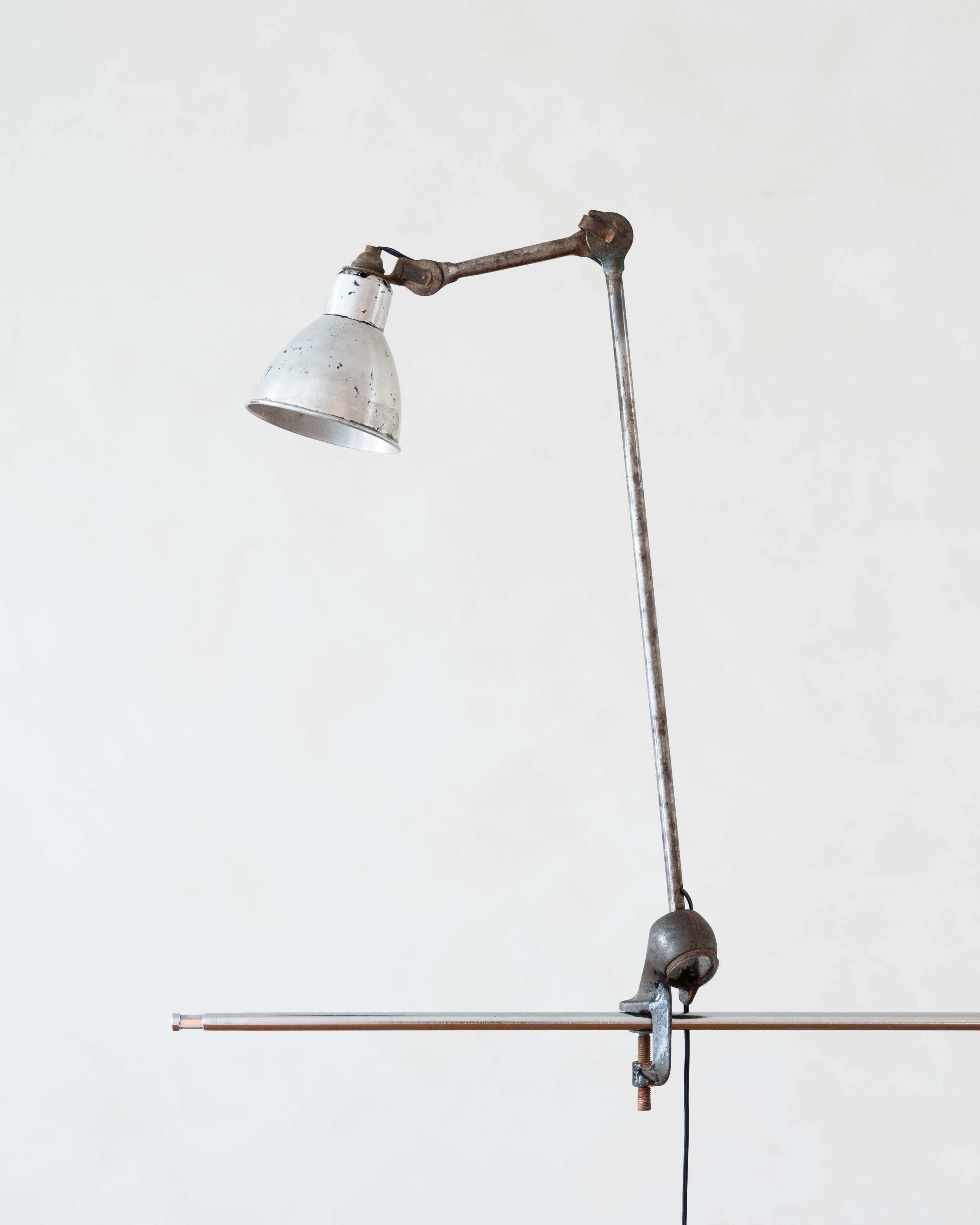 Lampe à poser articulée de Bernard-Albin Gras en vente