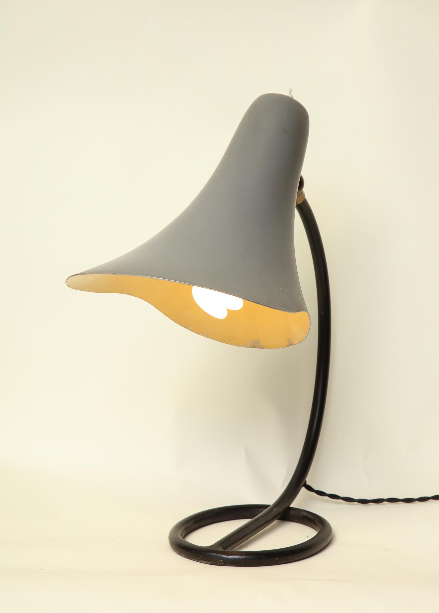 Articulated Table Lamp Mid-Century Modern Painted Metal Shade Adjusts Italy 1950 In Good Condition For Sale In New York, NY