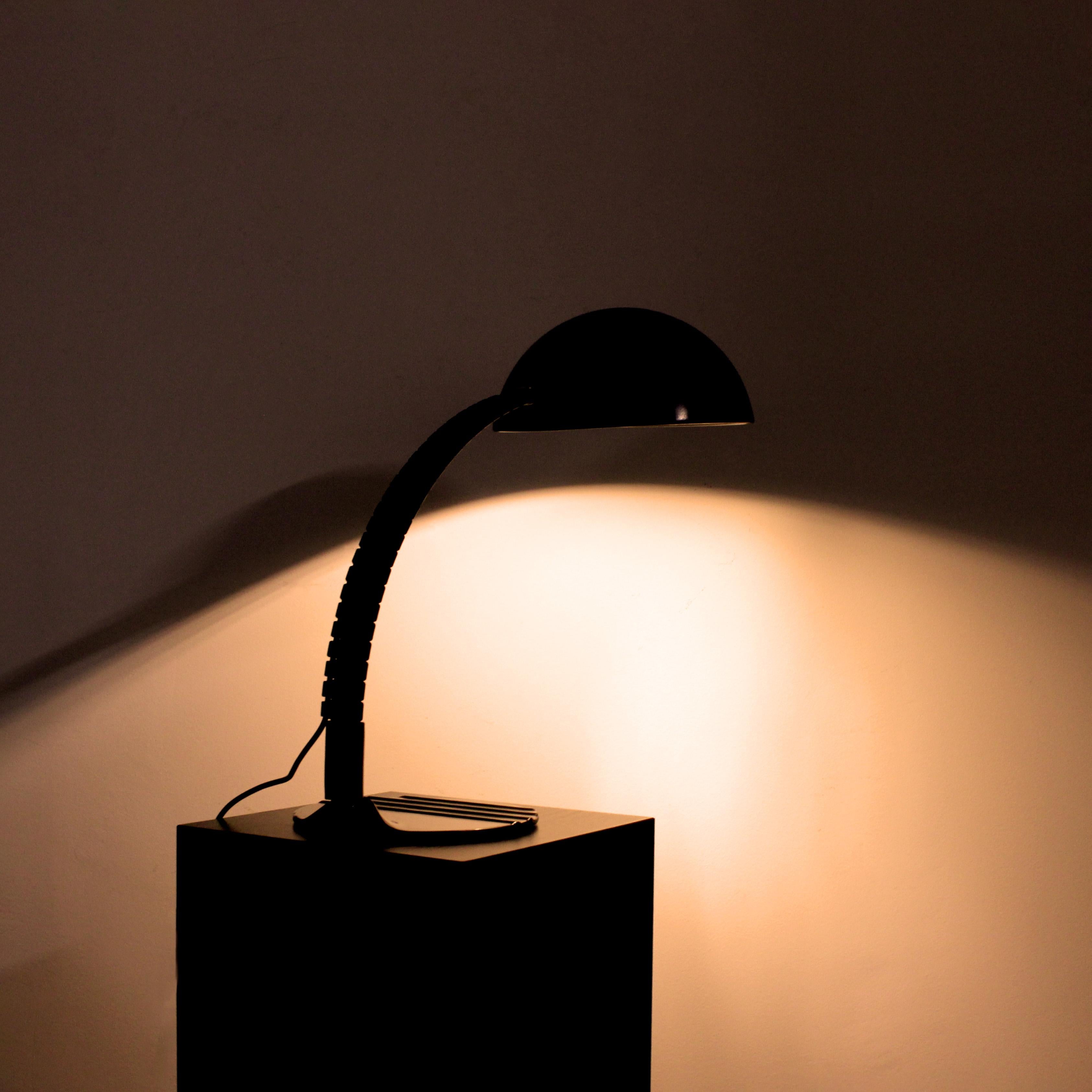 Articulated table lamp 