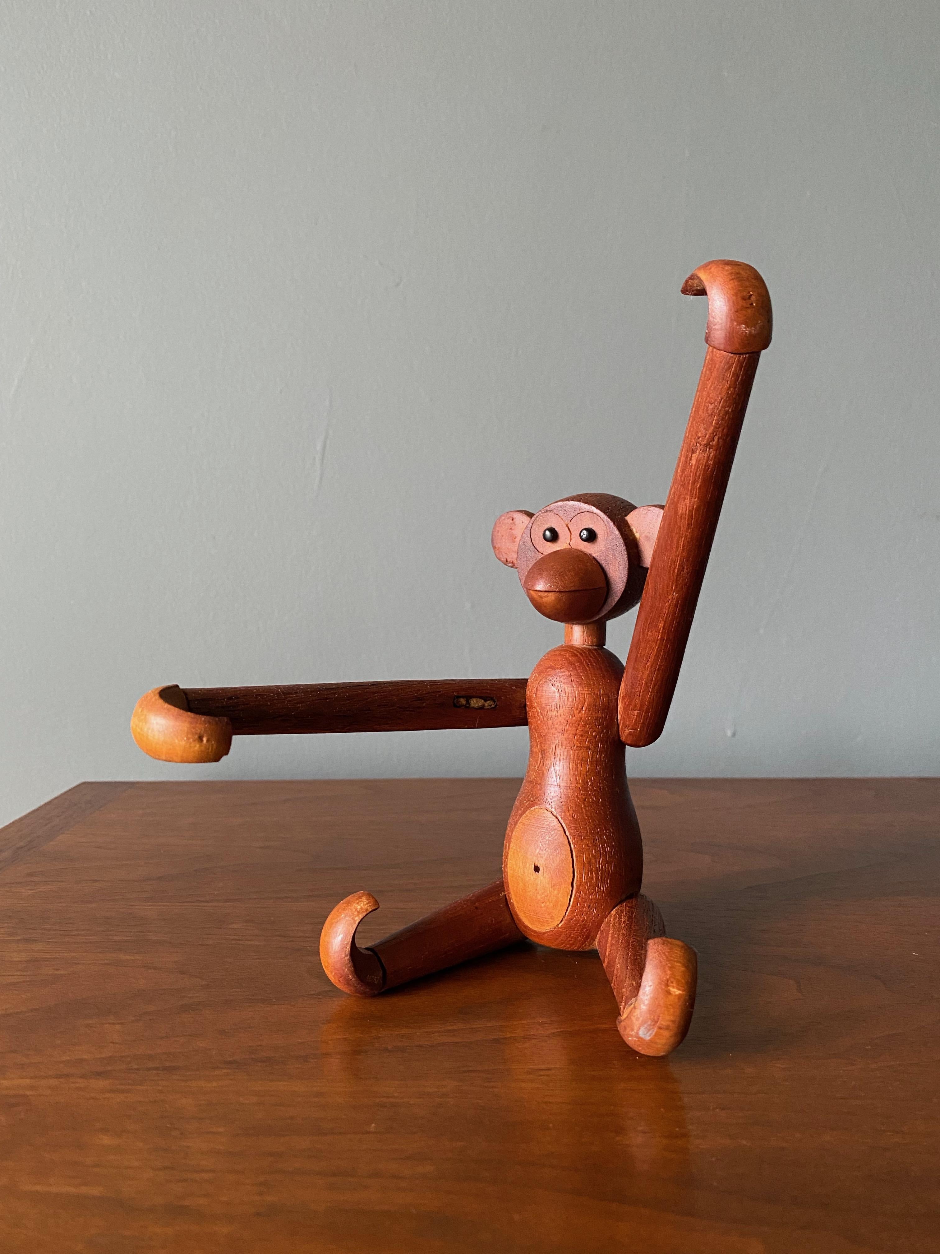 Vintage articulated teak monkey in the style of Kay Bojesen. A classic and iconic design. 
Measures 10