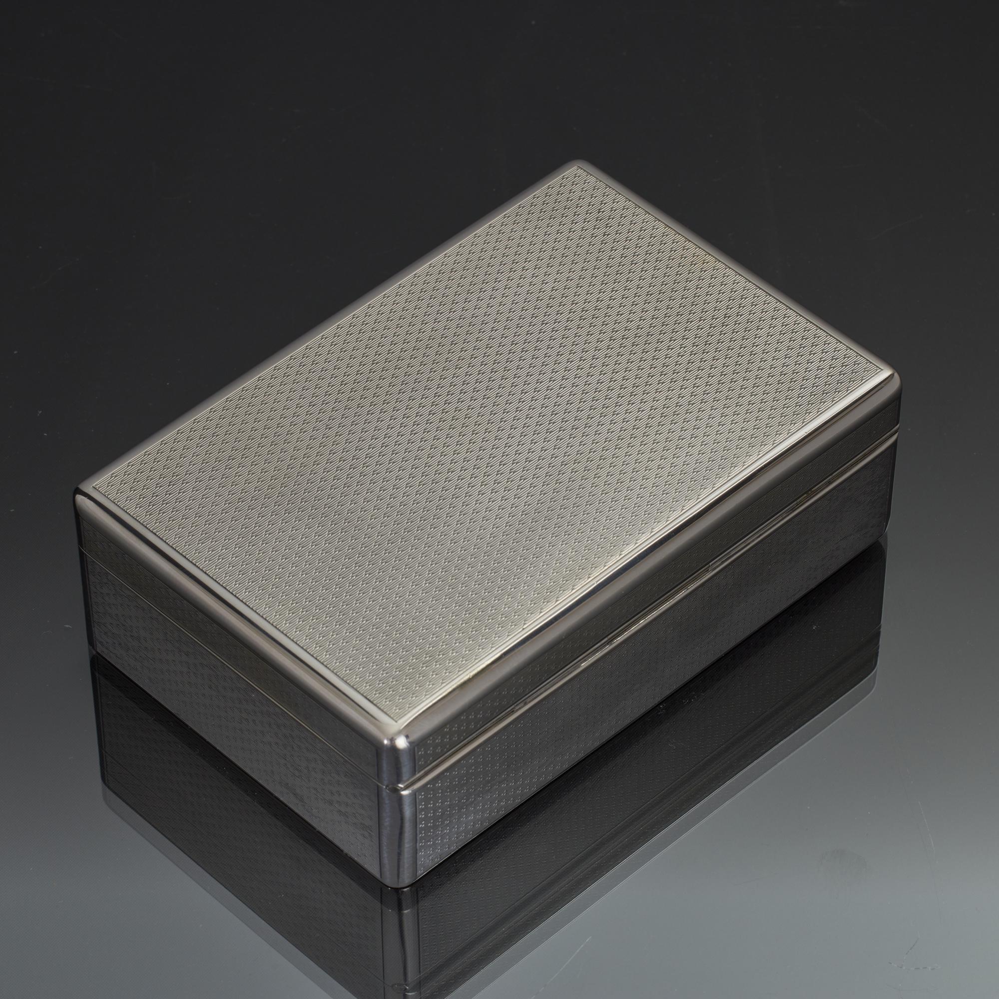 Art Deco Engine-turned silver cigarette box For Sale