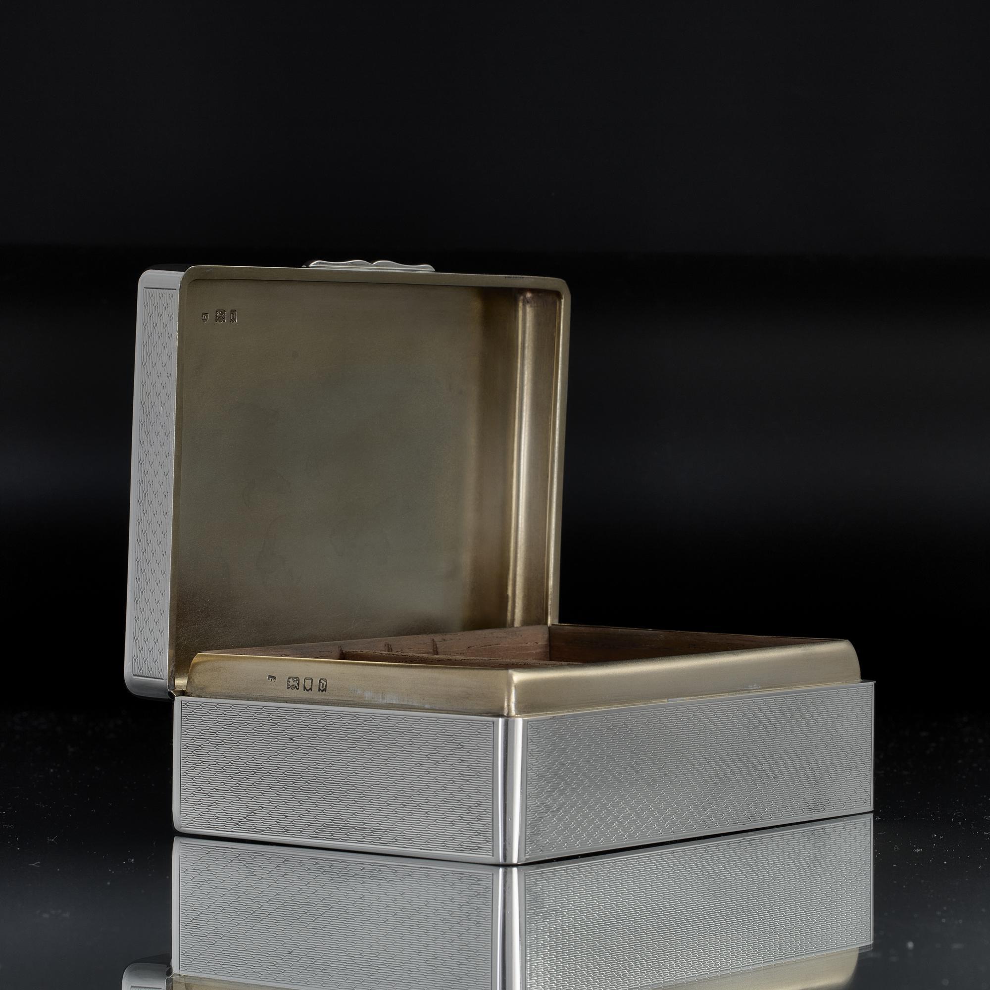Engine-turned silver cigarette box In Good Condition For Sale In London, GB