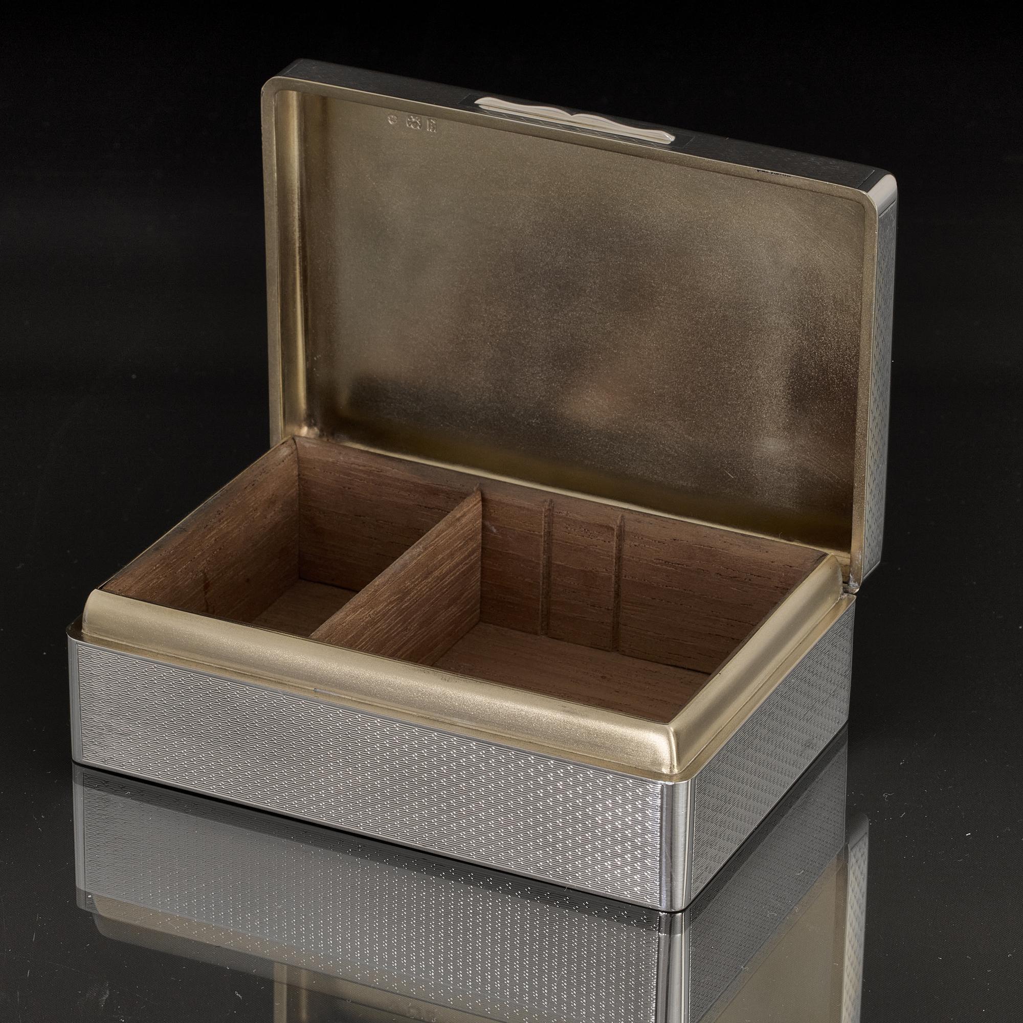 Engine-turned silver cigarette box For Sale 2