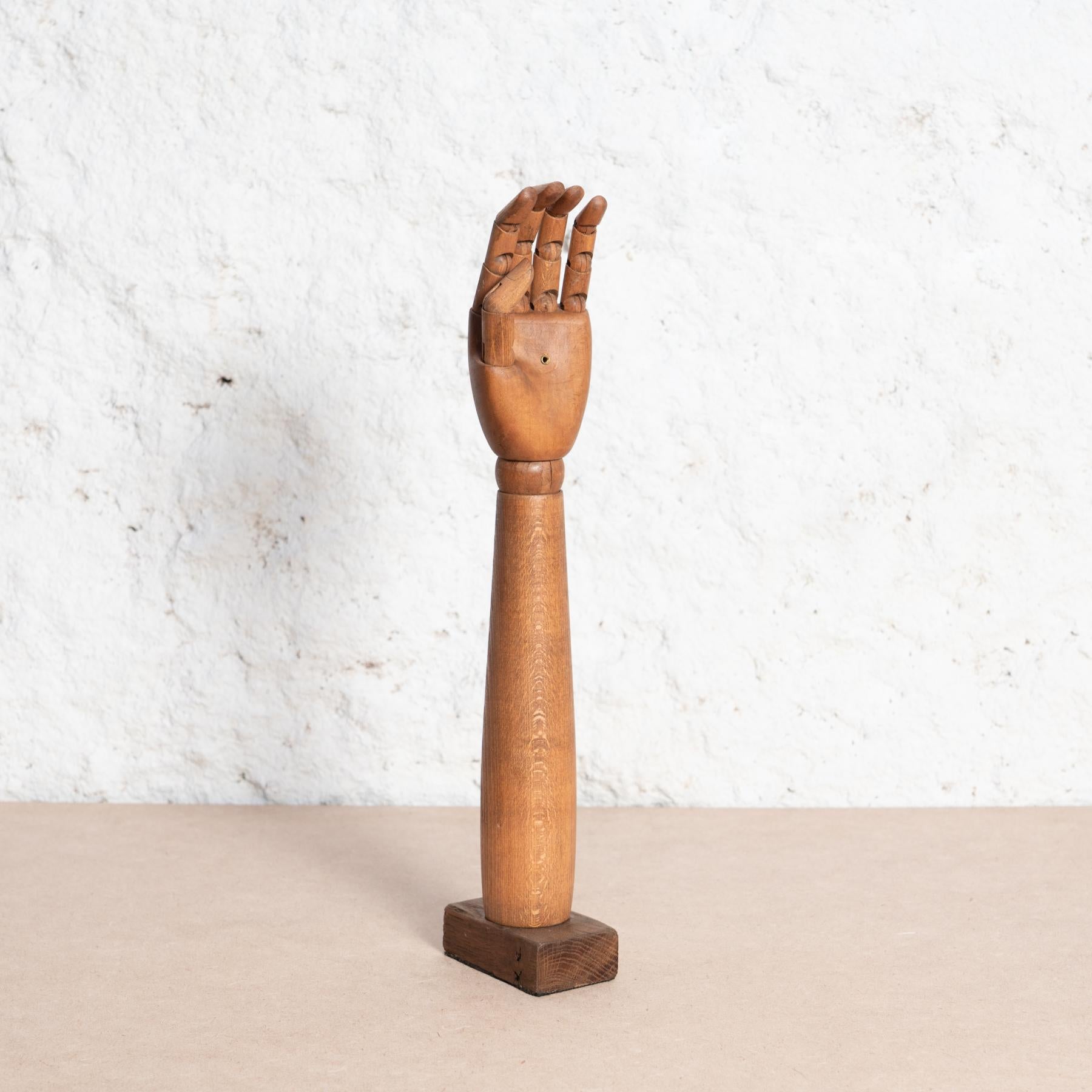 Wooden articulated arm mannequin.

Manufactured by unknown designer in Spain.

Circa 1960.

In original condition, with minor wear consistent with age and use, preserving a beautiful patina.
