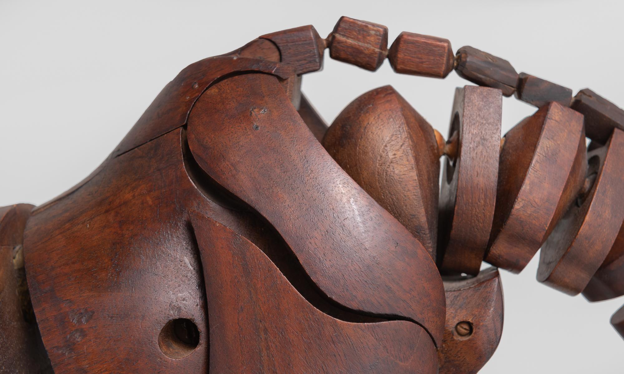 Künstlermodell eines gelenkigen Holzpferdes von C. Barbe, England, um 1830.

Geschnitzter Holzkörper, Kopf aus Pappmaché, Innenbeschläge aus Messing auf Eisen- und Holzdisplay. Der Sockel ist gestempelt 