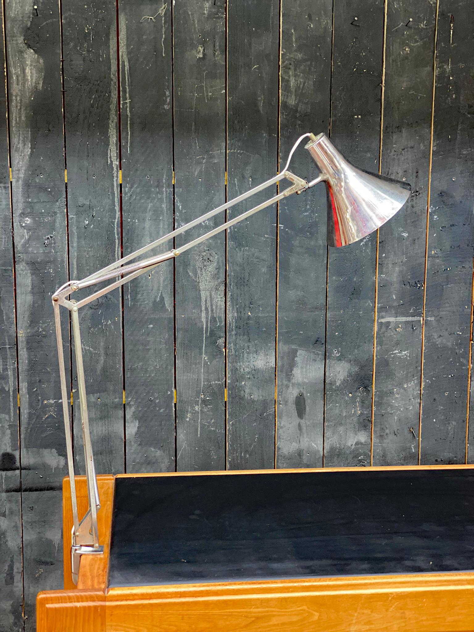 Mid-Century Modern articulated workshop lamp in chrome metal and aluminum circa 1950/1960  For Sale