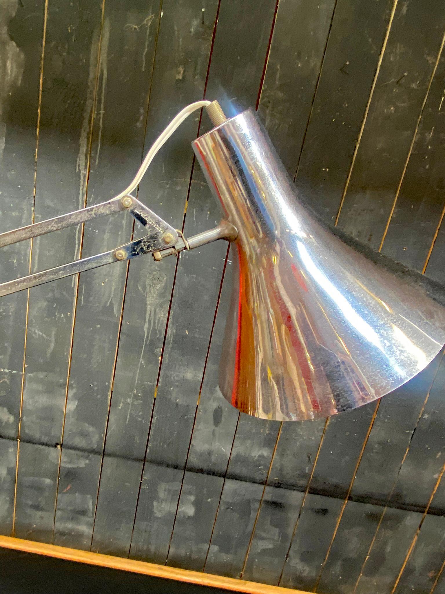 articulated workshop lamp in chrome metal and aluminum circa 1950/1960  In Good Condition For Sale In Saint-Ouen, FR