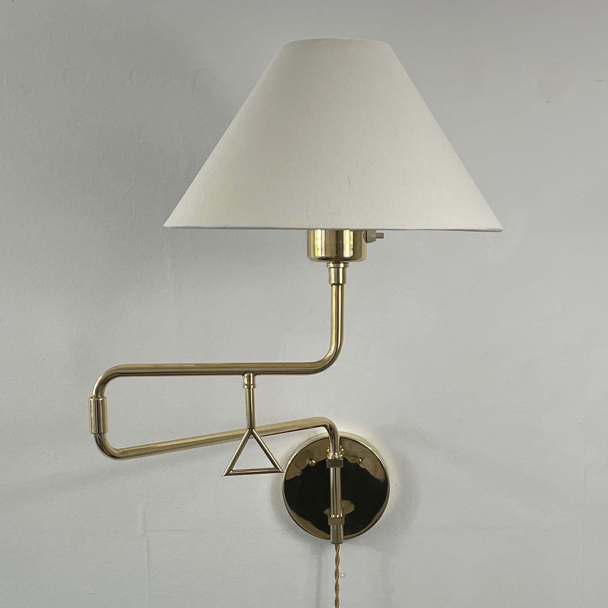 Mid-20th Century Articulating Brass Wall Light, Armatur Hantverk Tibro, Sweden 1950s For Sale