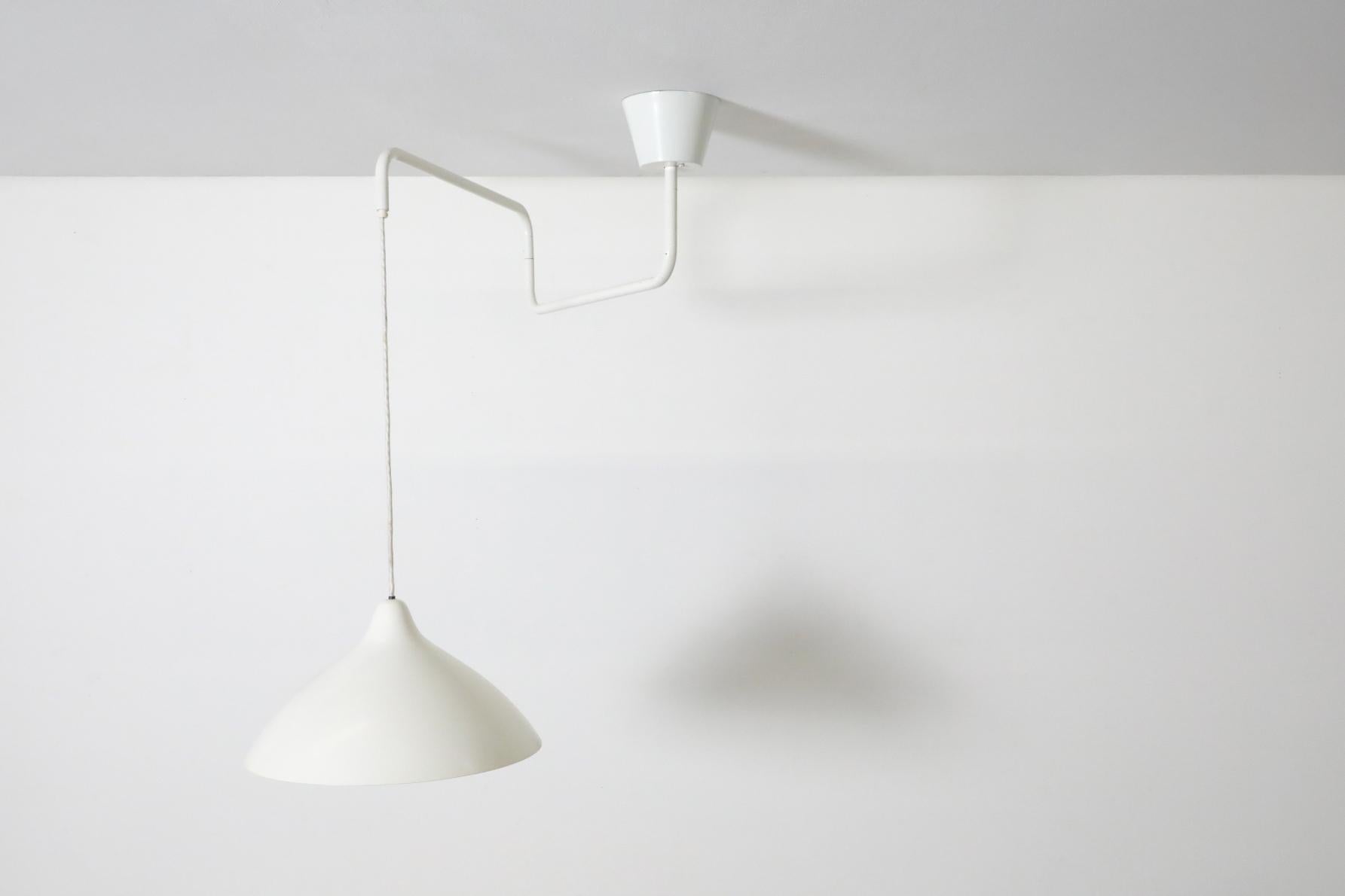 Bellissima lampada articolata da soffitto con paralume in plexiglass bianco, minuteria cromata e baldacchino in metallo smaltato bianco, realizzata da Lisa Johansson-Pape per il produttore di illuminazione finlandese Orno Stockmann. Nato in