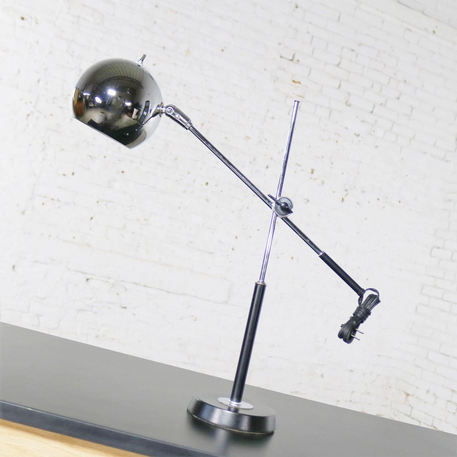 A Mid-Century Modern Classic ball or orb task, desk, or table lamp in chrome and black that is attributed to Robert Sonneman. It is in wonderful vintage condition and ready to use. Please see photos, circa 1970s.

This Classic Mid-Century Modern