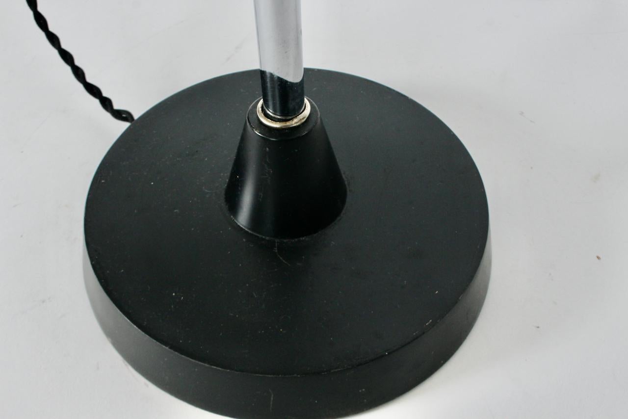 Lampada da scrivania articolata in cromo e smalto nero con paralume in alluminio, anni '60 circa in vendita 7