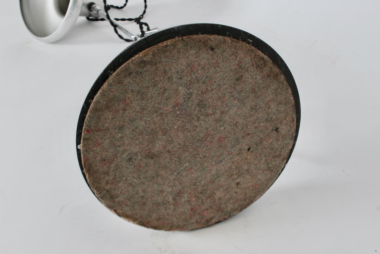 Lampada da scrivania articolata in cromo e smalto nero con paralume in alluminio, anni '60 circa in vendita 8