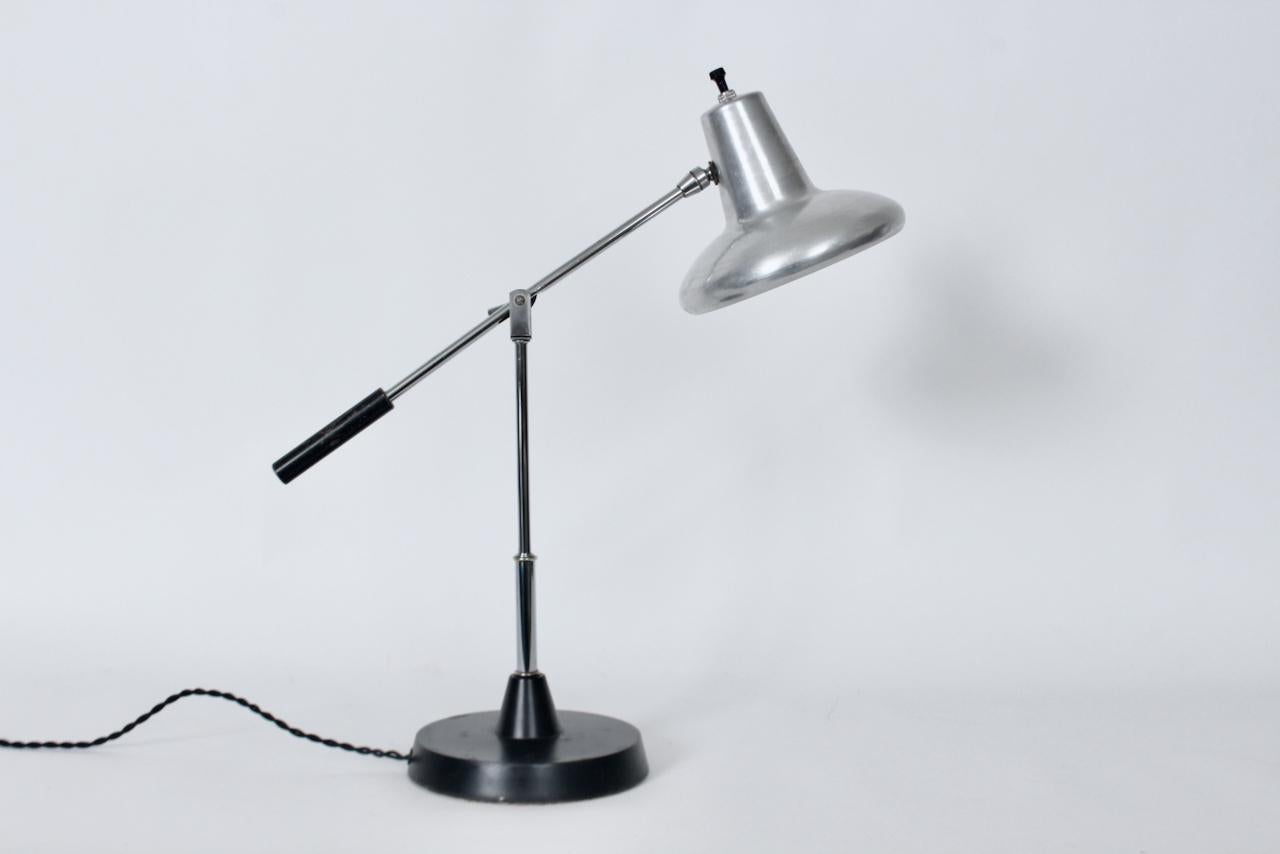 Lampada da scrivania articolata in cromo e smalto nero con paralume in alluminio, anni '60 circa in vendita 9
