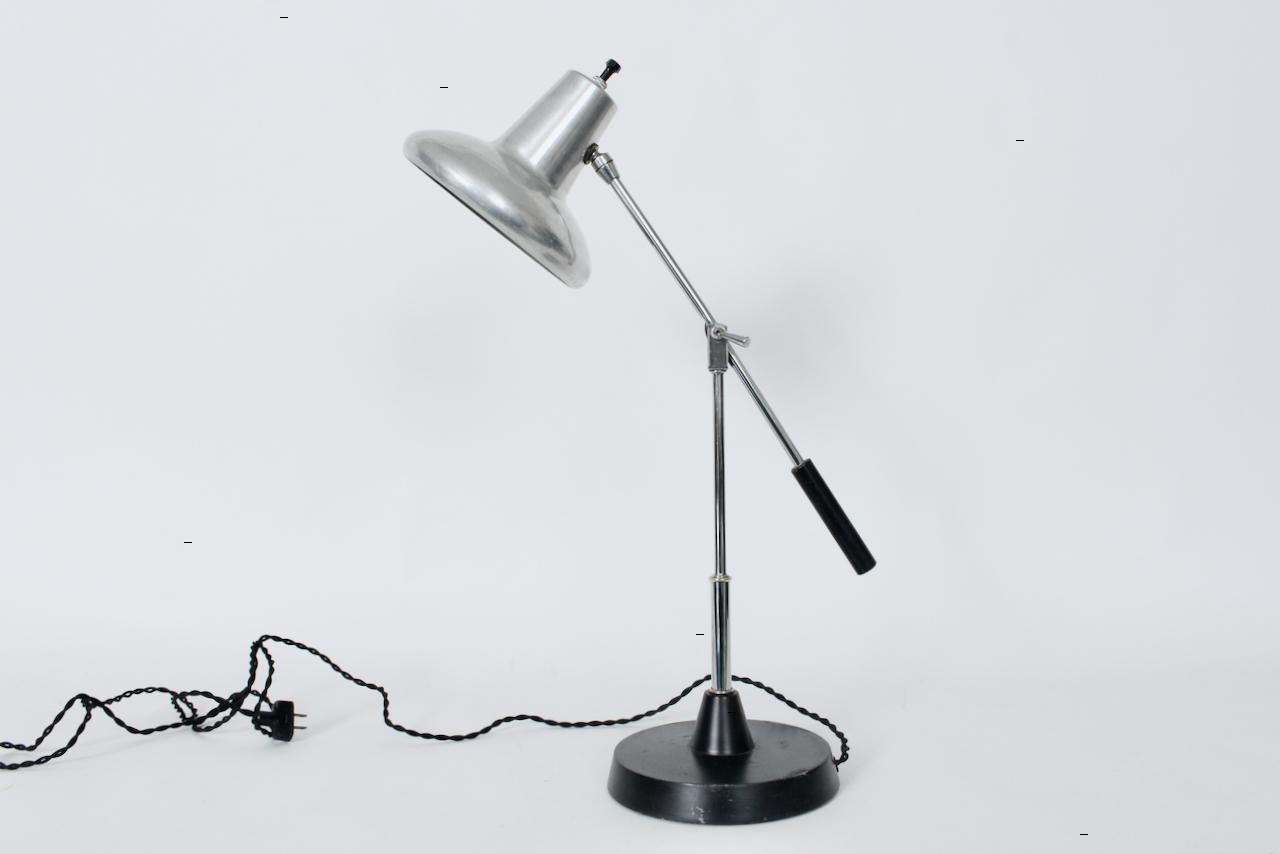 Americano Lampada da scrivania articolata in cromo e smalto nero con paralume in alluminio, anni '60 circa in vendita