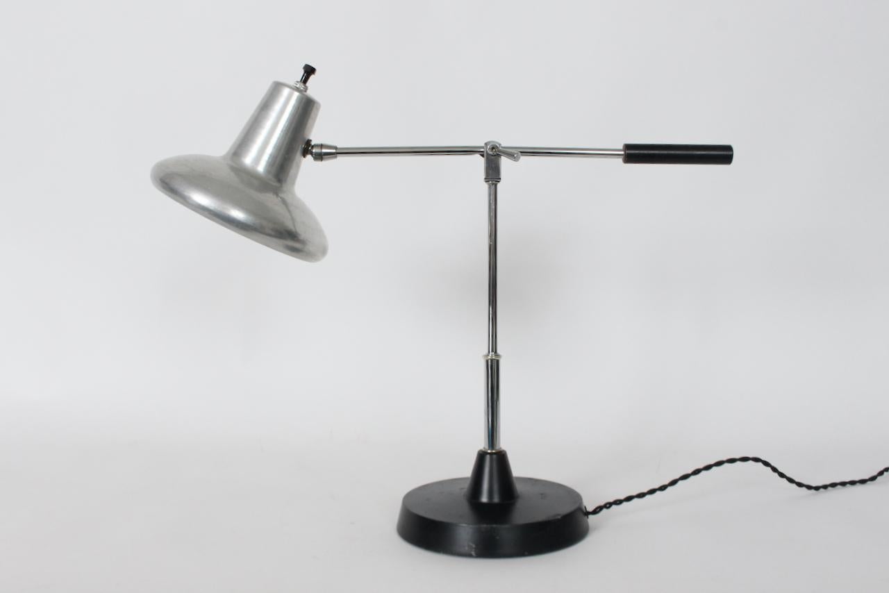 Lampada da scrivania articolata in cromo e smalto nero con paralume in alluminio, anni '60 circa In condizioni buone in vendita a Bainbridge, NY