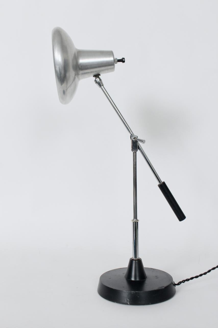 Metà XX secolo Lampada da scrivania articolata in cromo e smalto nero con paralume in alluminio, anni '60 circa in vendita