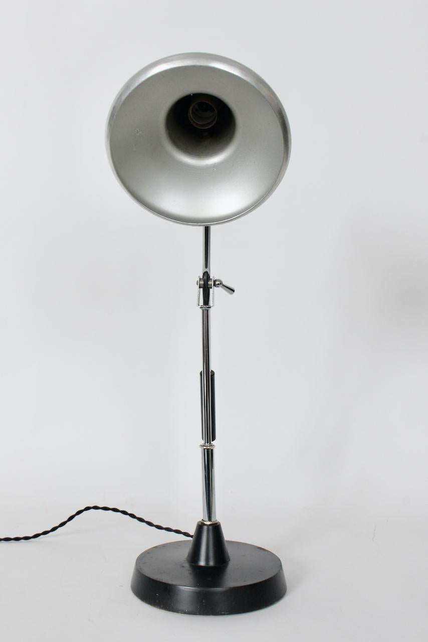 Metallo Lampada da scrivania articolata in cromo e smalto nero con paralume in alluminio, anni '60 circa in vendita