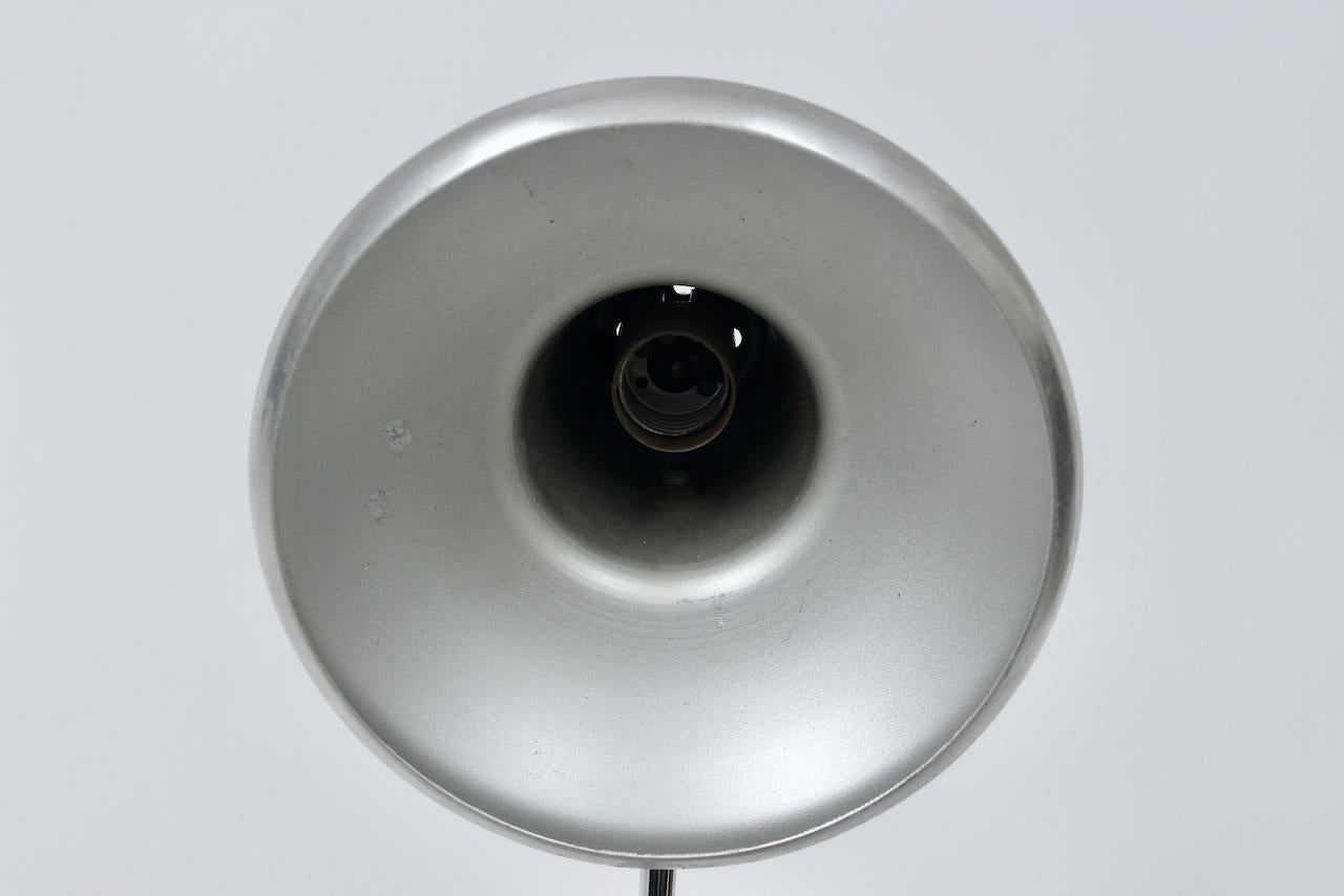 Lampada da scrivania articolata in cromo e smalto nero con paralume in alluminio, anni '60 circa in vendita 1