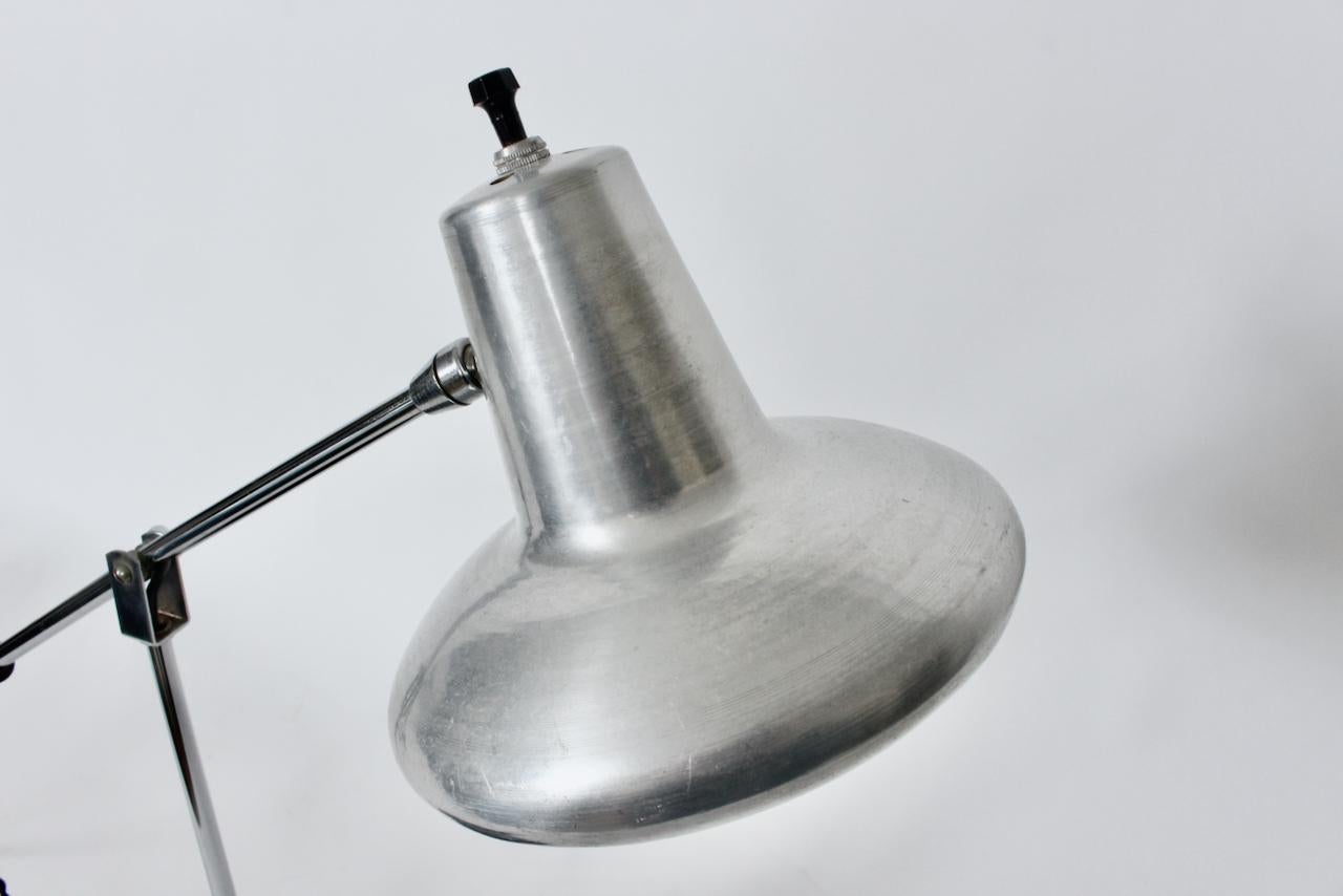 Lampada da scrivania articolata in cromo e smalto nero con paralume in alluminio, anni '60 circa in vendita 2