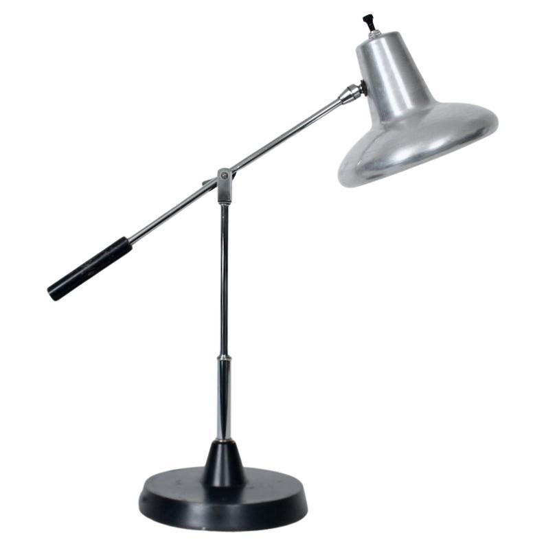 Lampada da scrivania articolata in cromo e smalto nero con paralume in alluminio, anni '60 circa in vendita
