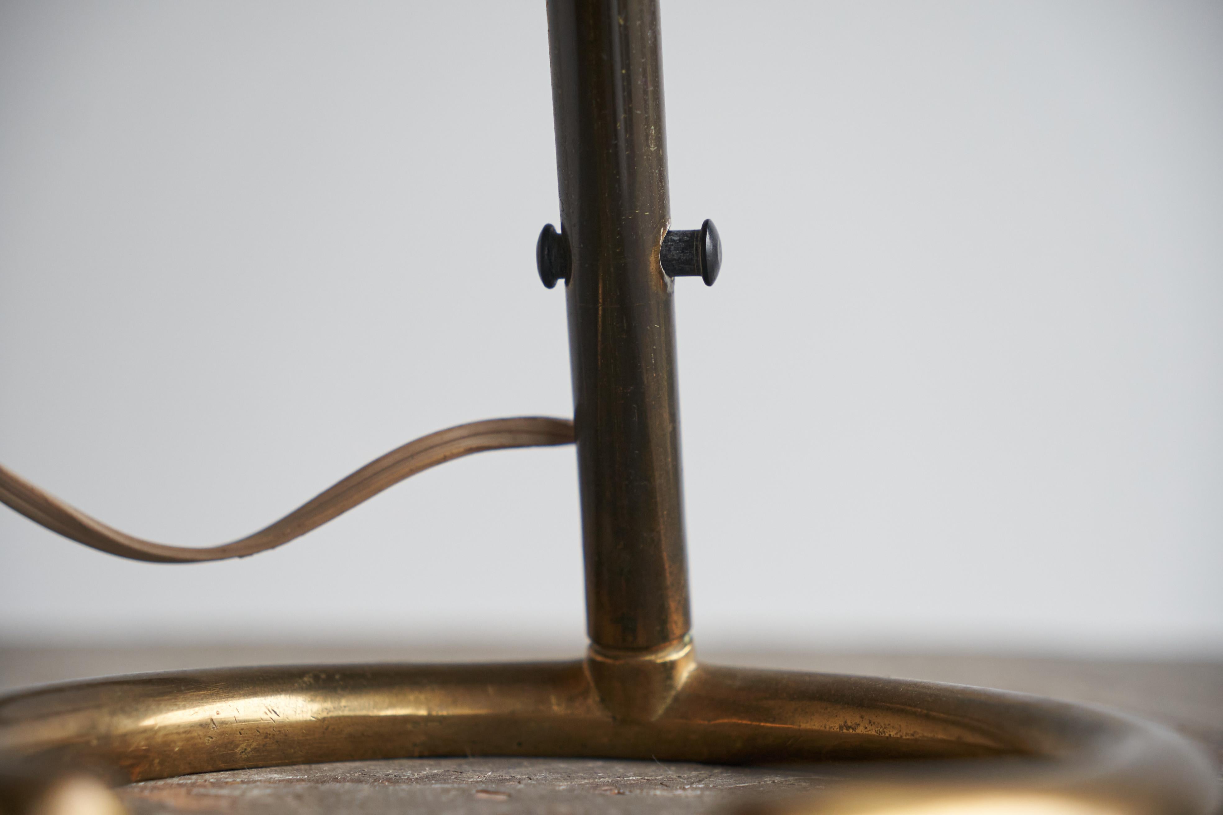 Lampada da tavolo italiana articolata in ottone patinato anni '50 in vendita 2