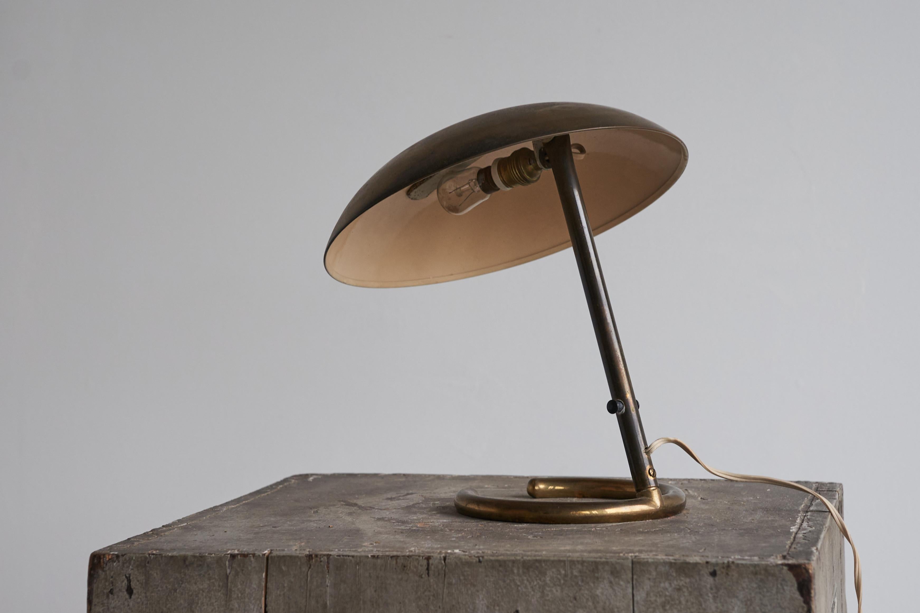 Lampada da tavolo italiana articolata in ottone patinato anni '50 in vendita 3