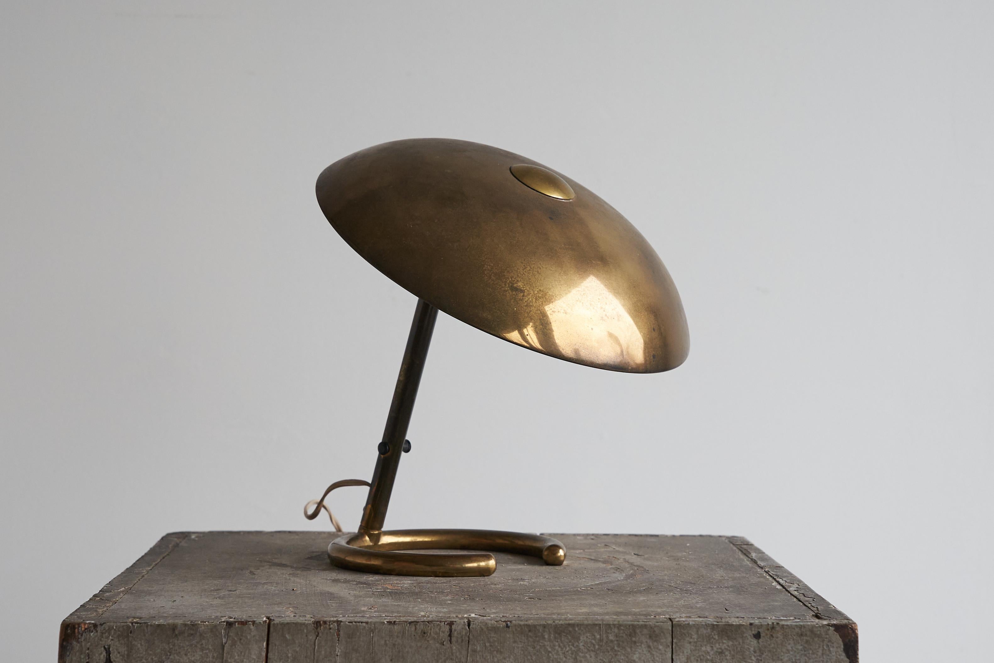 Lampada da tavolo italiana articolata in ottone patinato anni '50

Si tratta di una lampada da tavolo italiana davvero notevole ed elegante, realizzata negli anni Cinquanta.

Questa rara lampada presenta un design molto distinto e insolito, con una