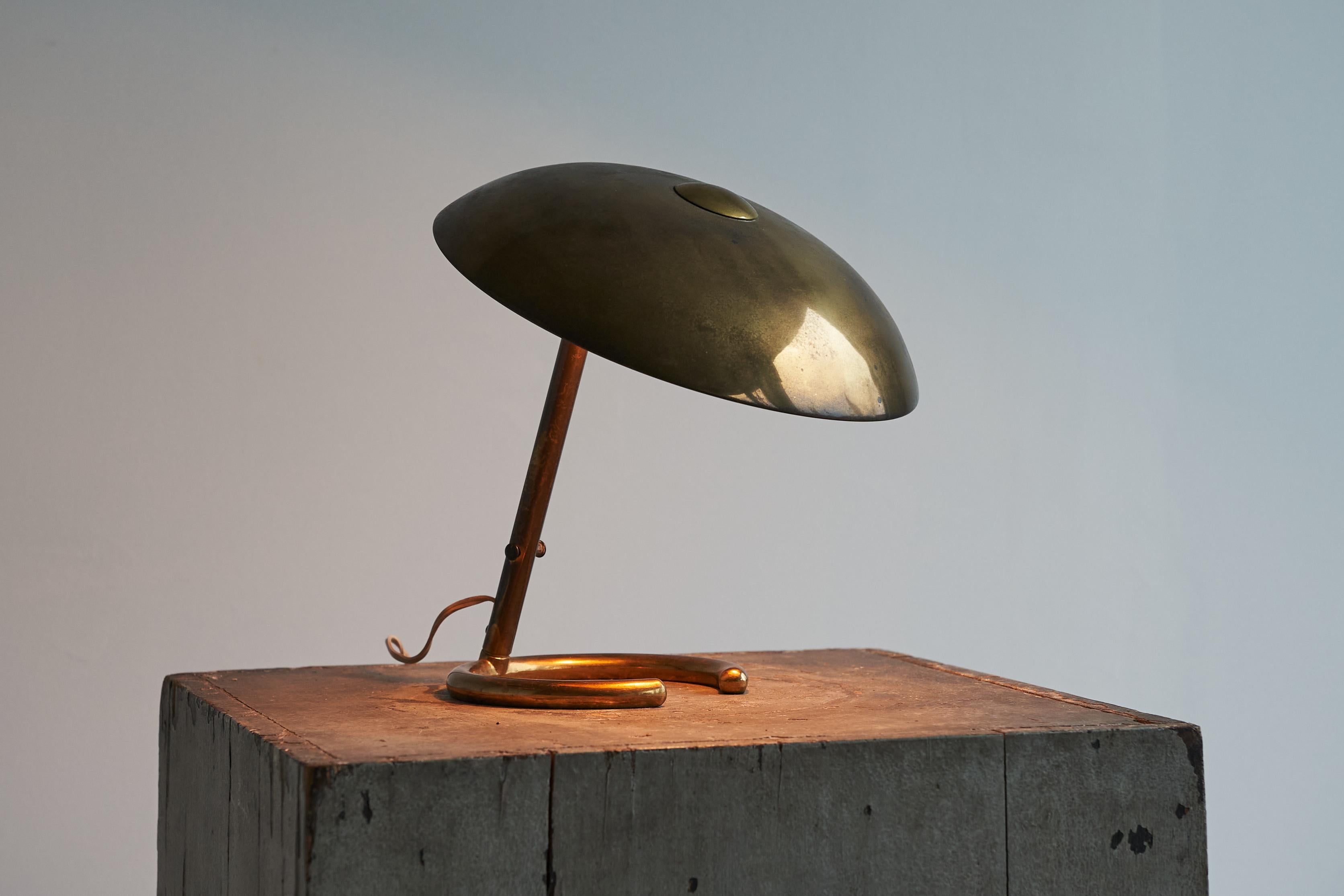 Italiano Lampada da tavolo italiana articolata in ottone patinato anni '50 in vendita