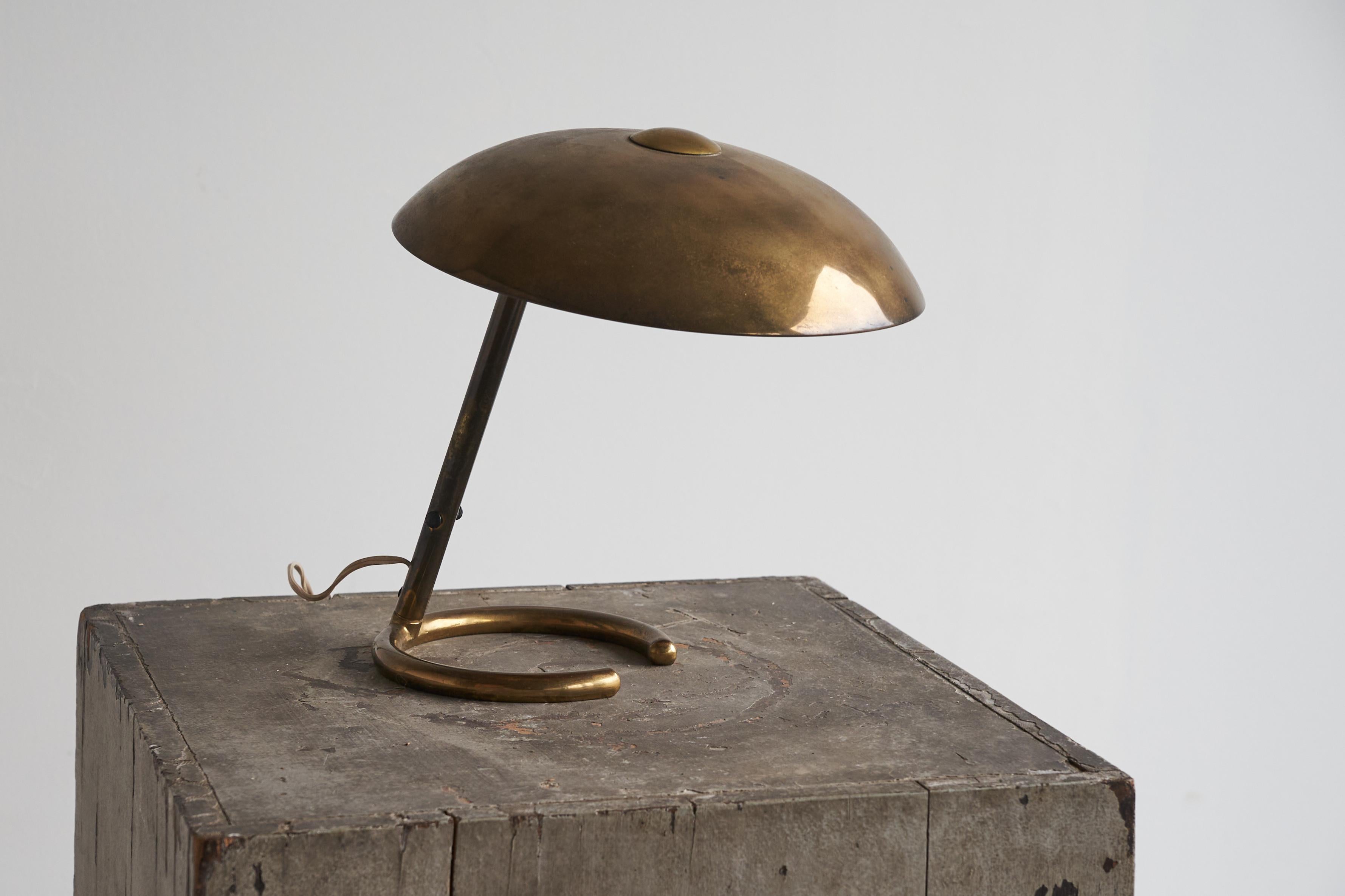 Ottone Lampada da tavolo italiana articolata in ottone patinato anni '50 in vendita