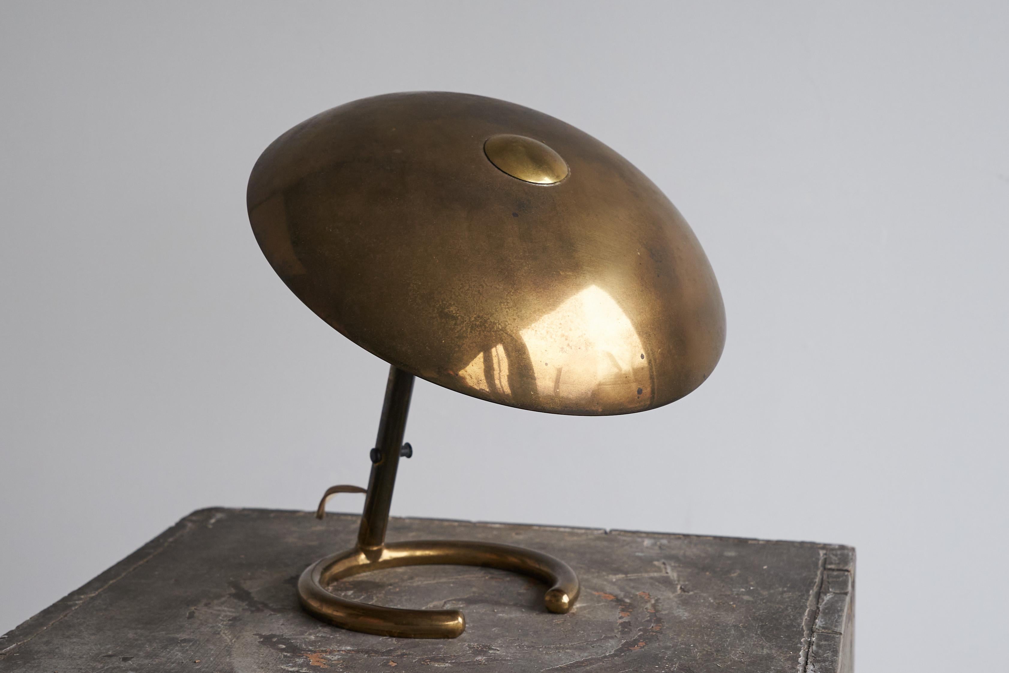 Lampada da tavolo italiana articolata in ottone patinato anni '50 in vendita 1