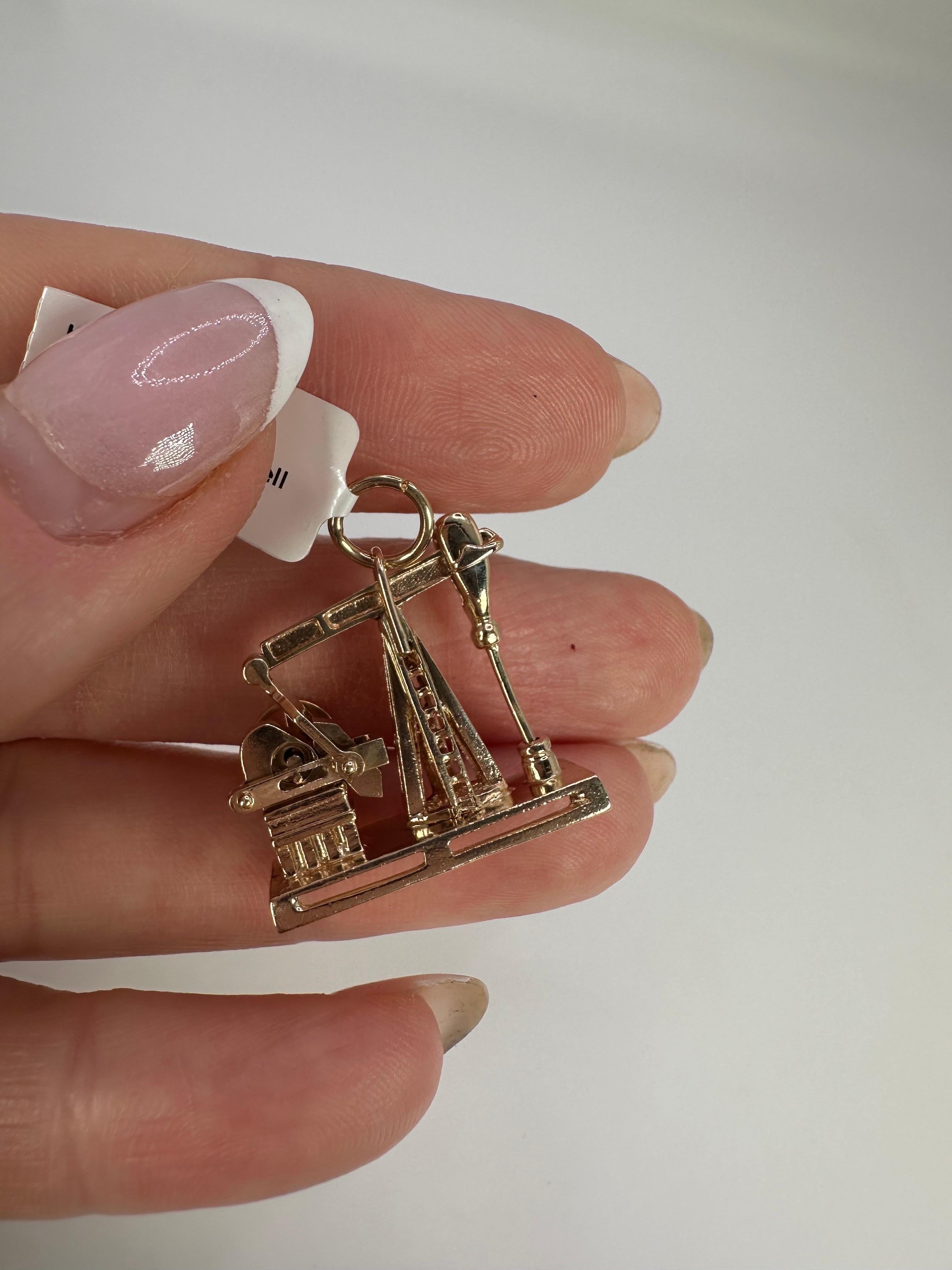 Puits de pétrole articulé Rare Find charm pendentif 14KT solid gold Movable Excellent état - En vente à Jupiter, FL