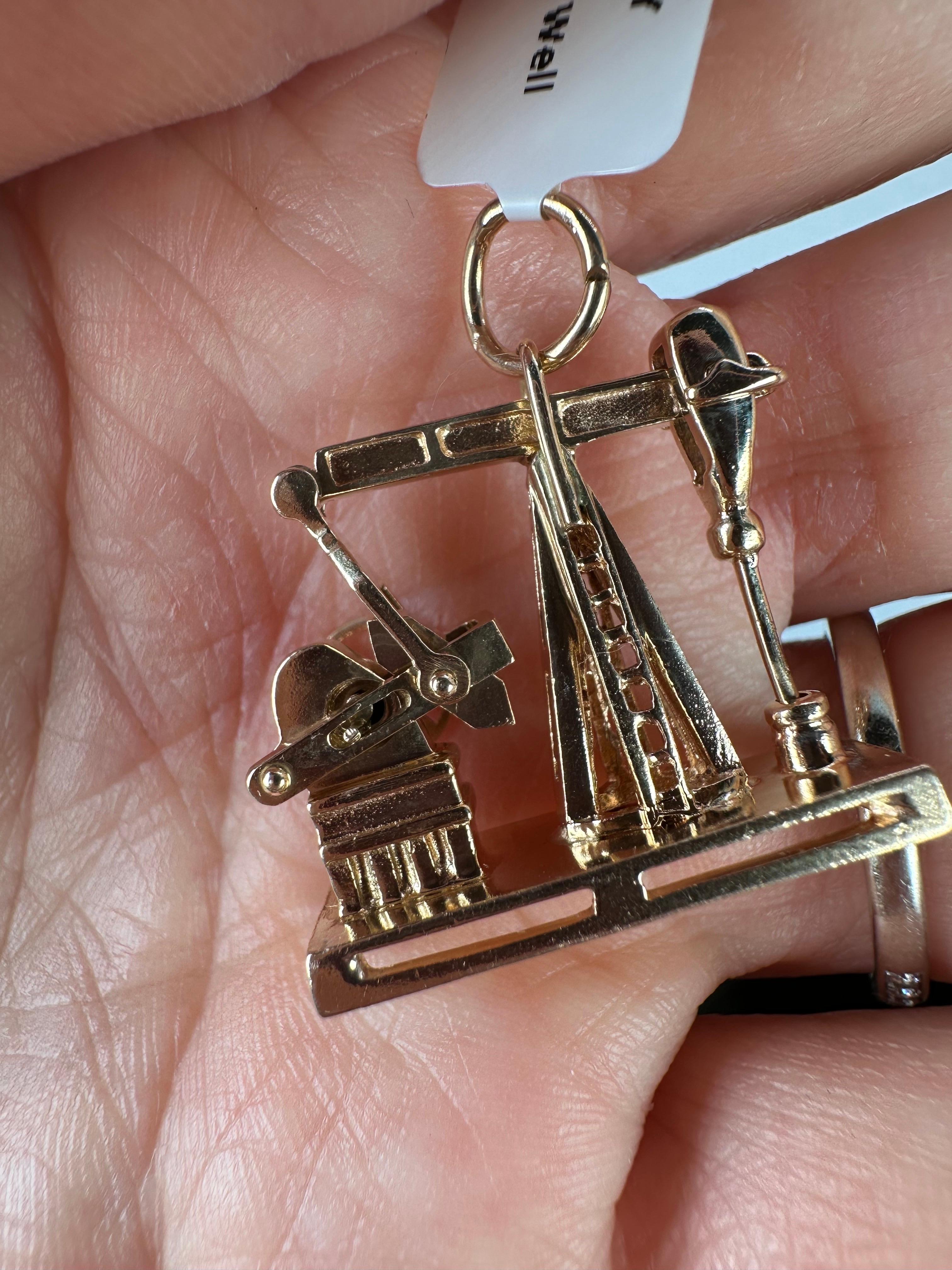 Puits de pétrole articulé Rare Find charm pendentif 14KT solid gold Movable Unisexe en vente