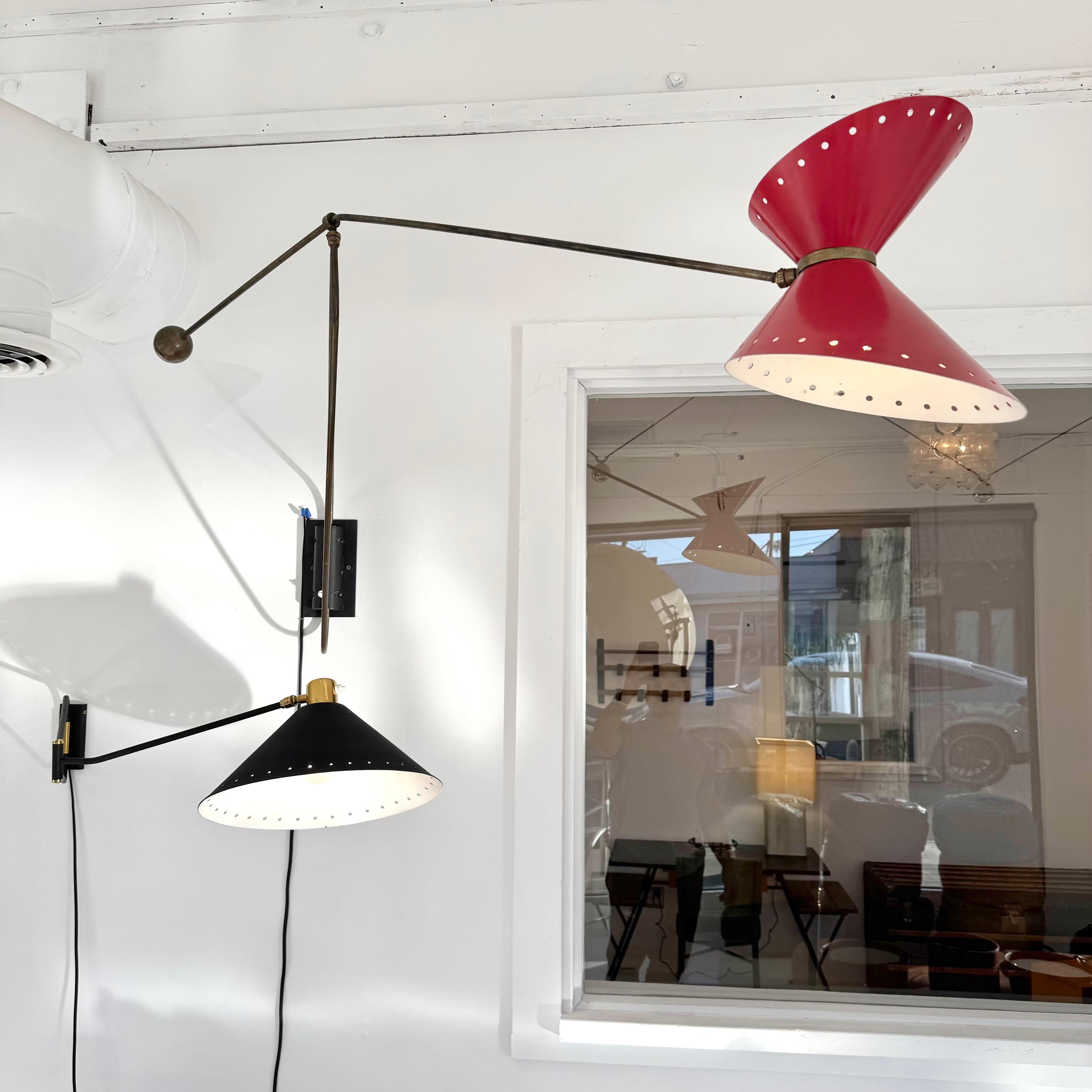 Esta pieza añadiría un toque de sofisticación y capricho a cualquier interior. Fantástico candelabro articulado de latón, obra de Rene Mathieu para Lunel, Francia, años 50. Una única pantalla sobresale en un acabado negro, con una encantadora serie