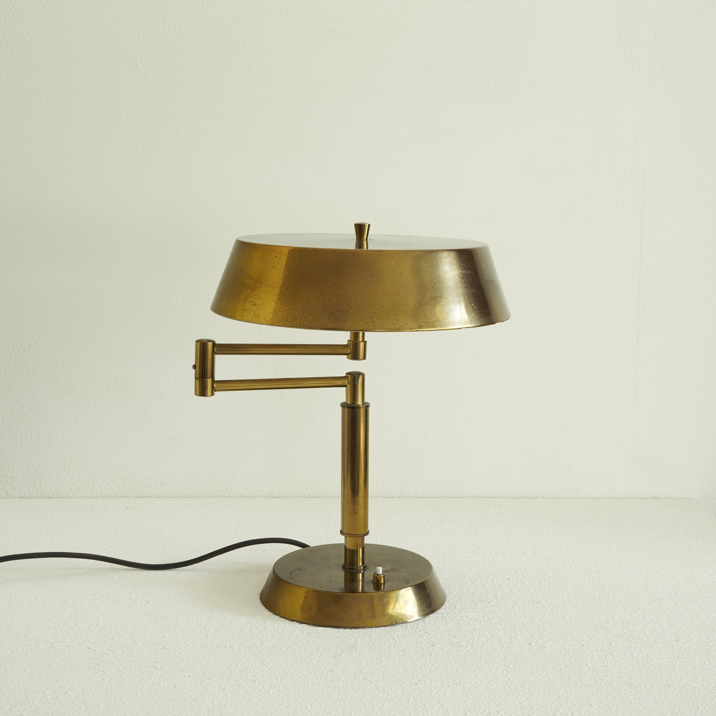 Articulating table lamp in Patinated brass. Most probably Italian, mid 20th century.

Beautiful and elegant articulating heavy brass table or desk lamp with a desirable patination. Great mid-century design and proportions with refined touches like