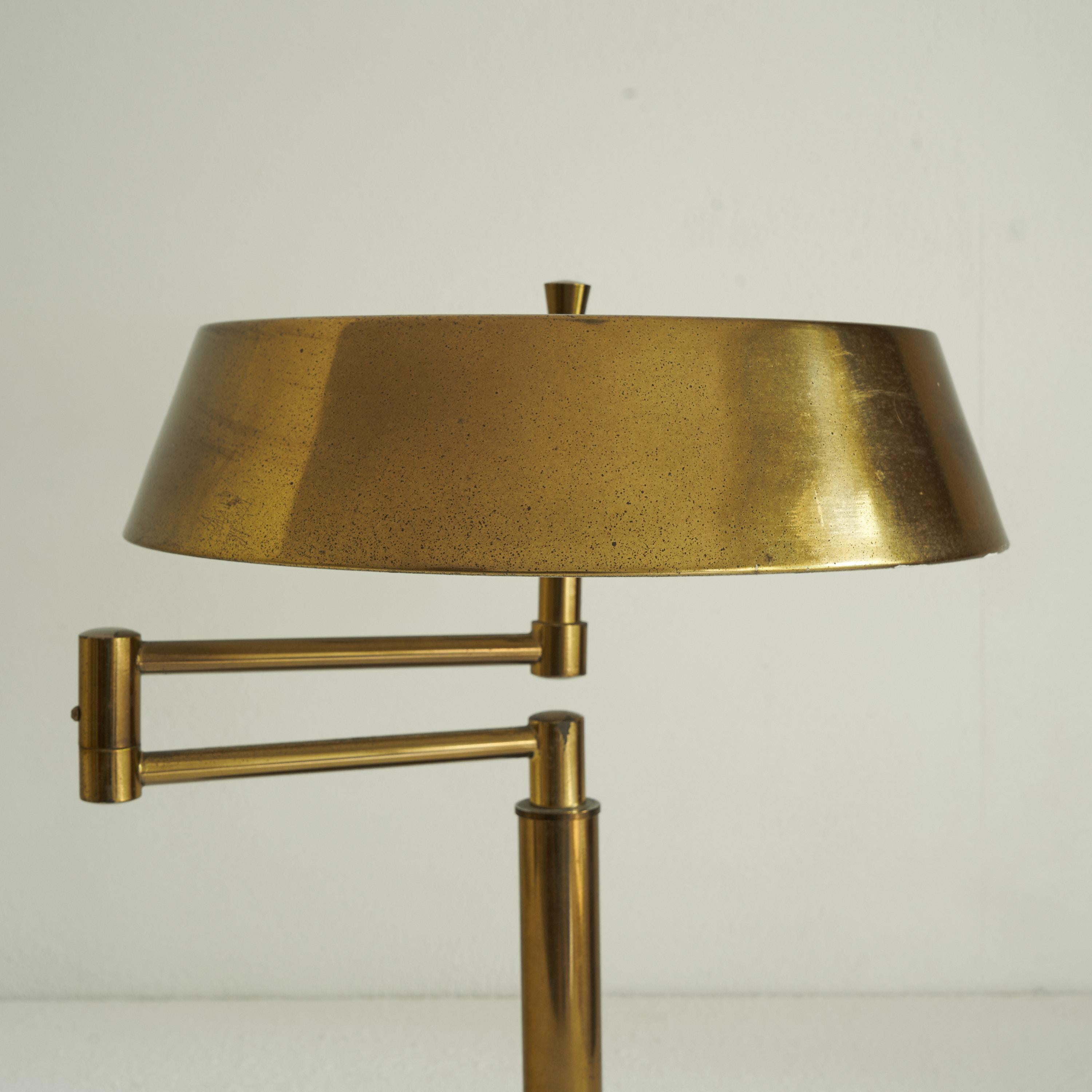 Mid-Century Modern Lampe de table articulée en laiton patiné, années 1960 en vente