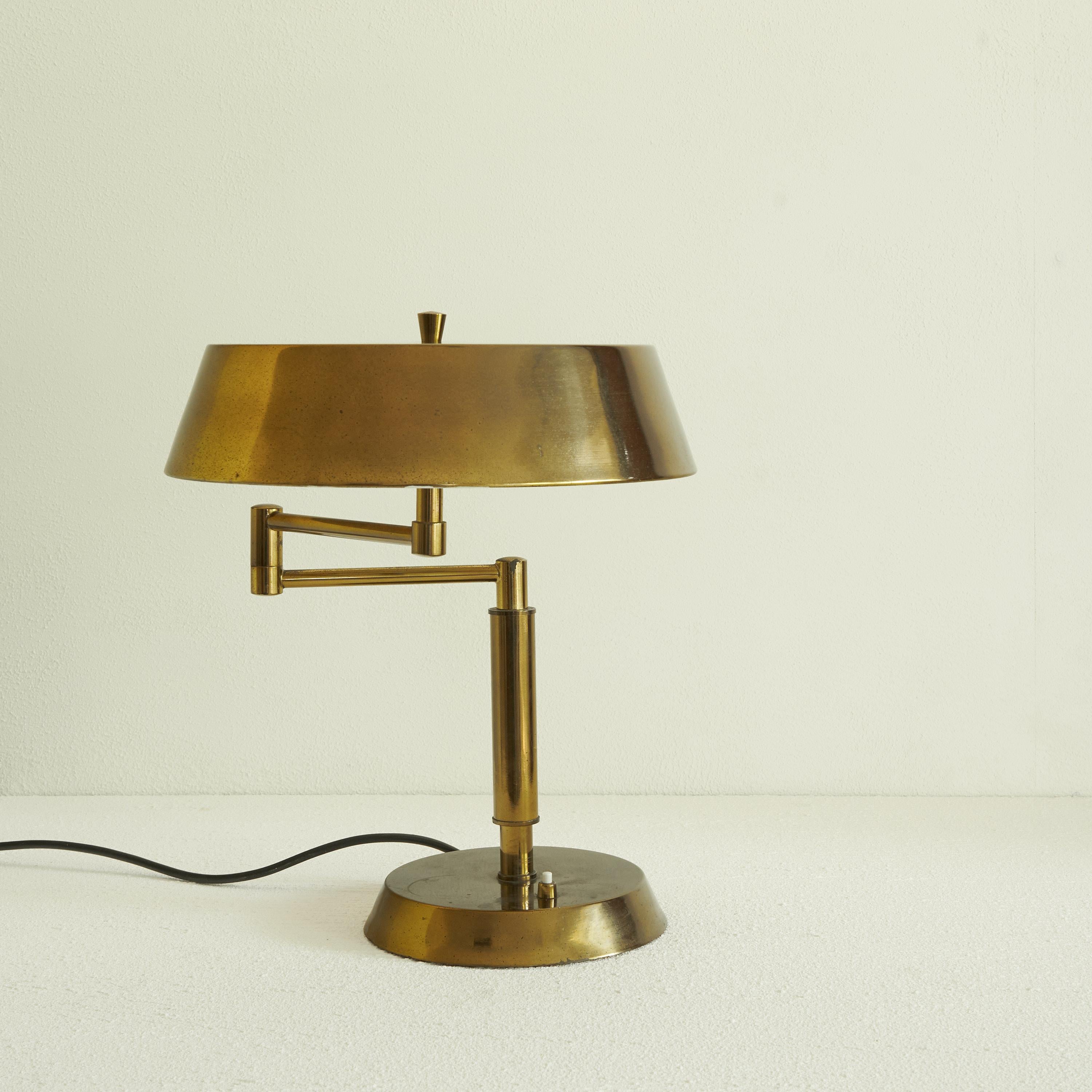 Articulating Table Lamp in Patinated Brass, 1960s In Good Condition For Sale In Tilburg, NL