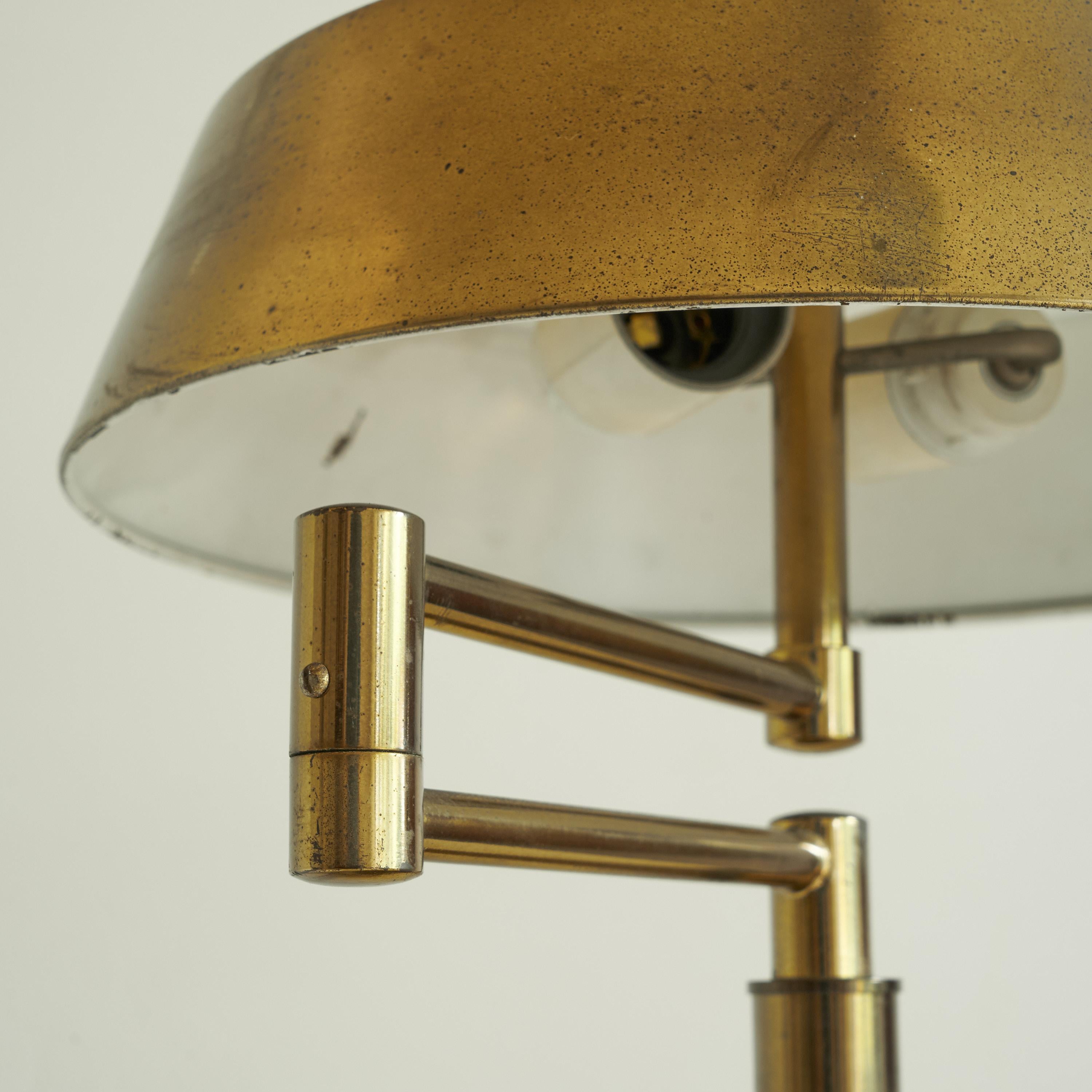 Articulating Table Lamp in Patinated Brass, 1960s For Sale 1