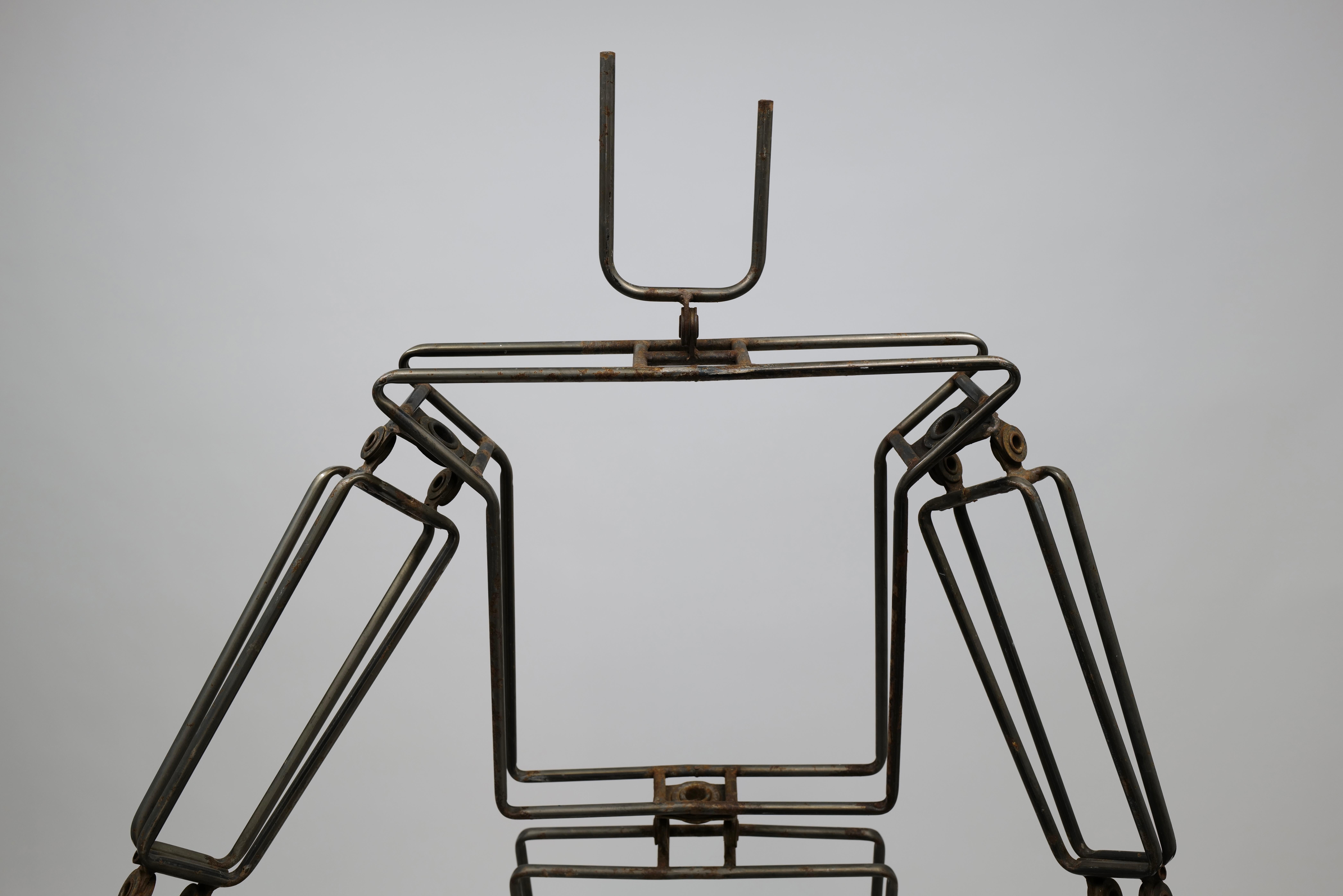 Moderne Mannequin tubulaire articulé en acier  en vente